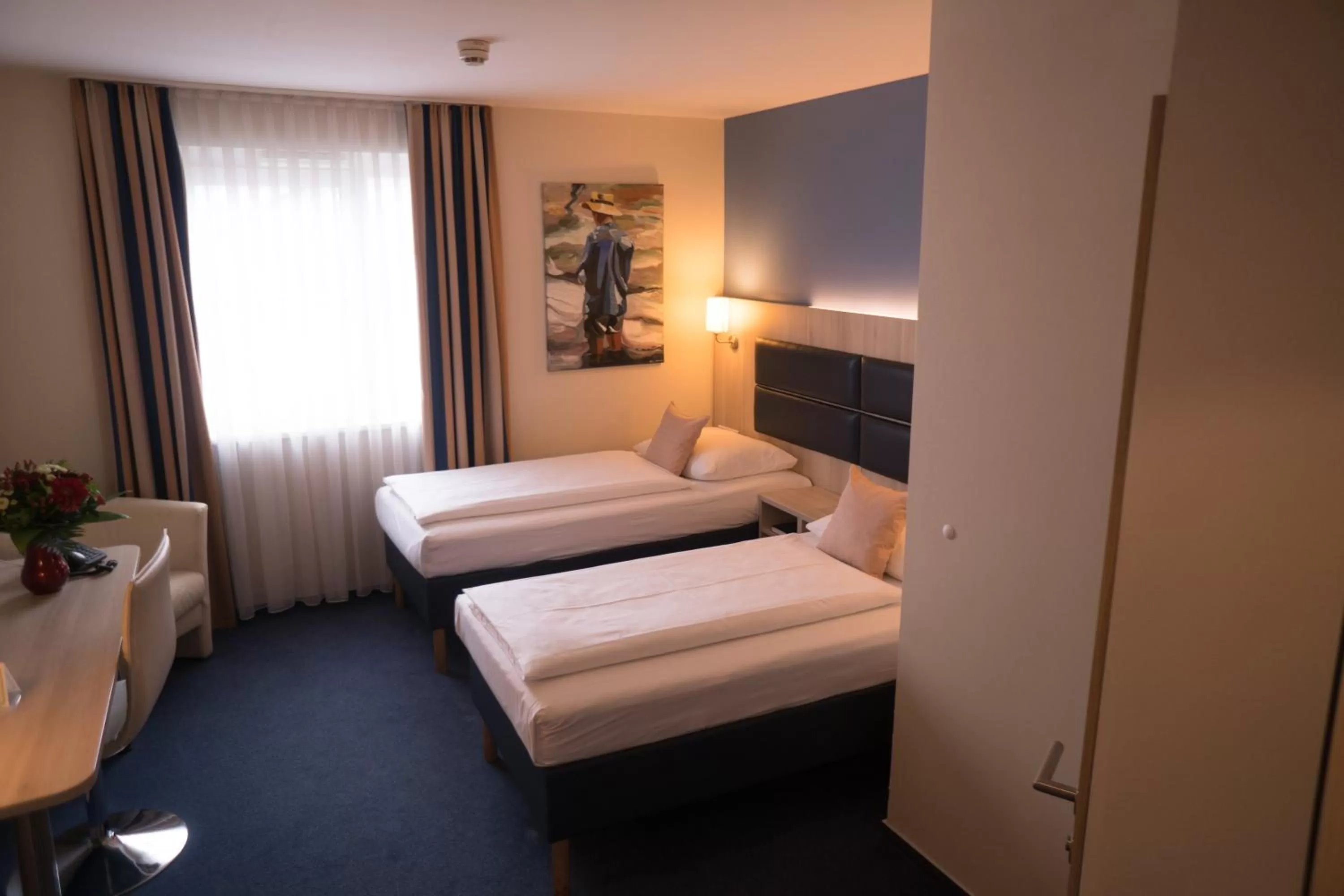 Photo of the whole room, Bed in Hotel Rödelheimer Hof - Am Wasserturm