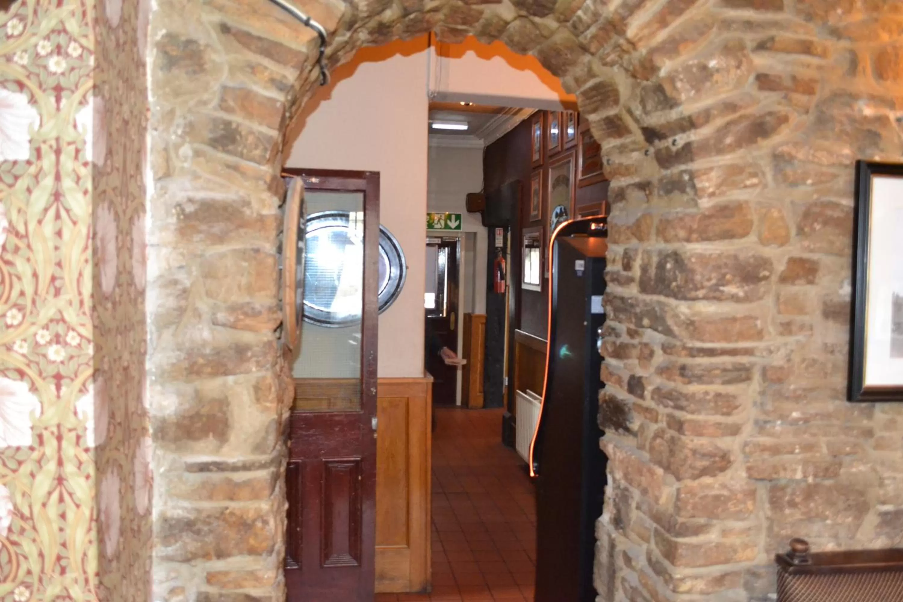 Lounge or bar in Oak Tree Inn