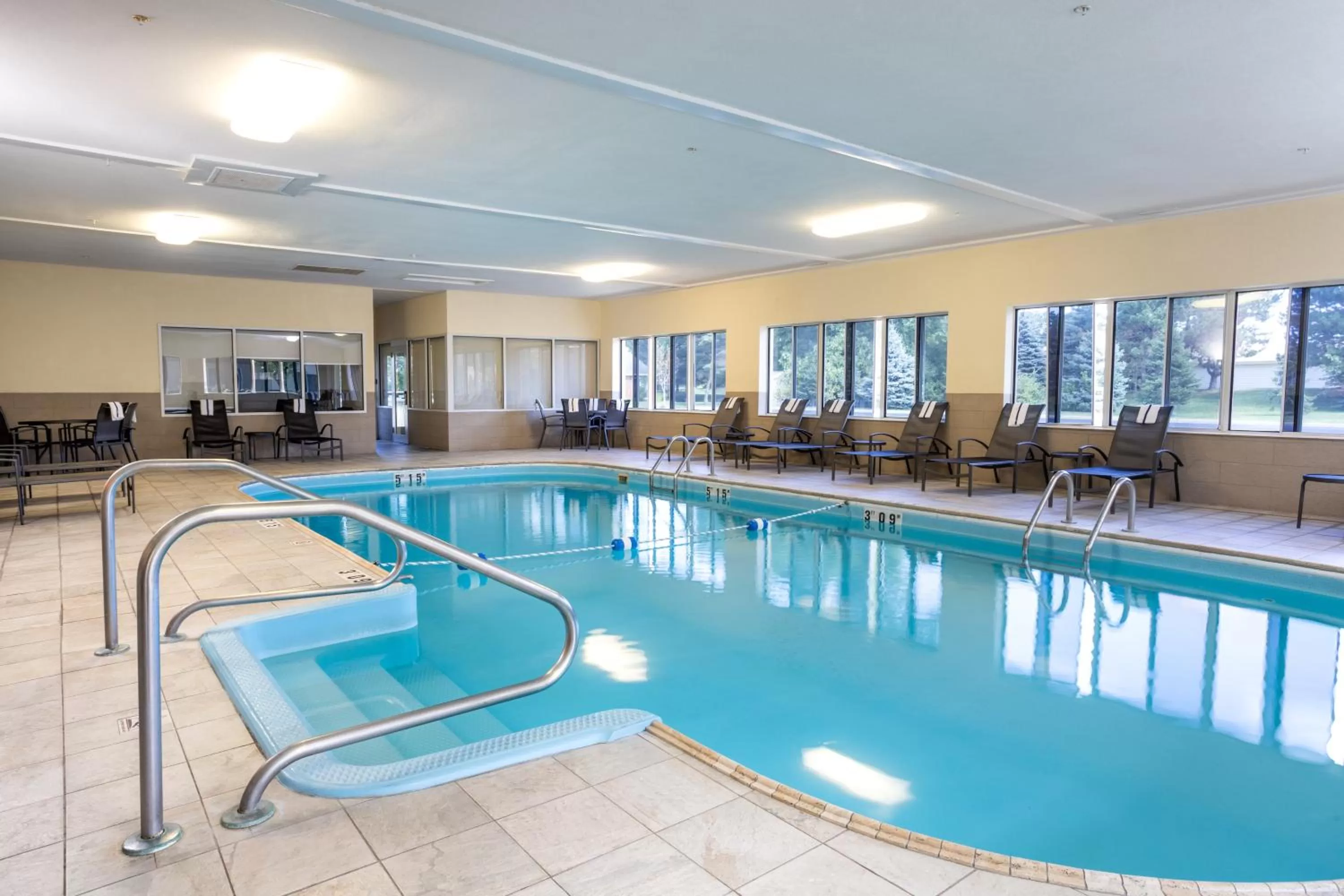 Swimming pool in Quality Inn & Suites Sandusky