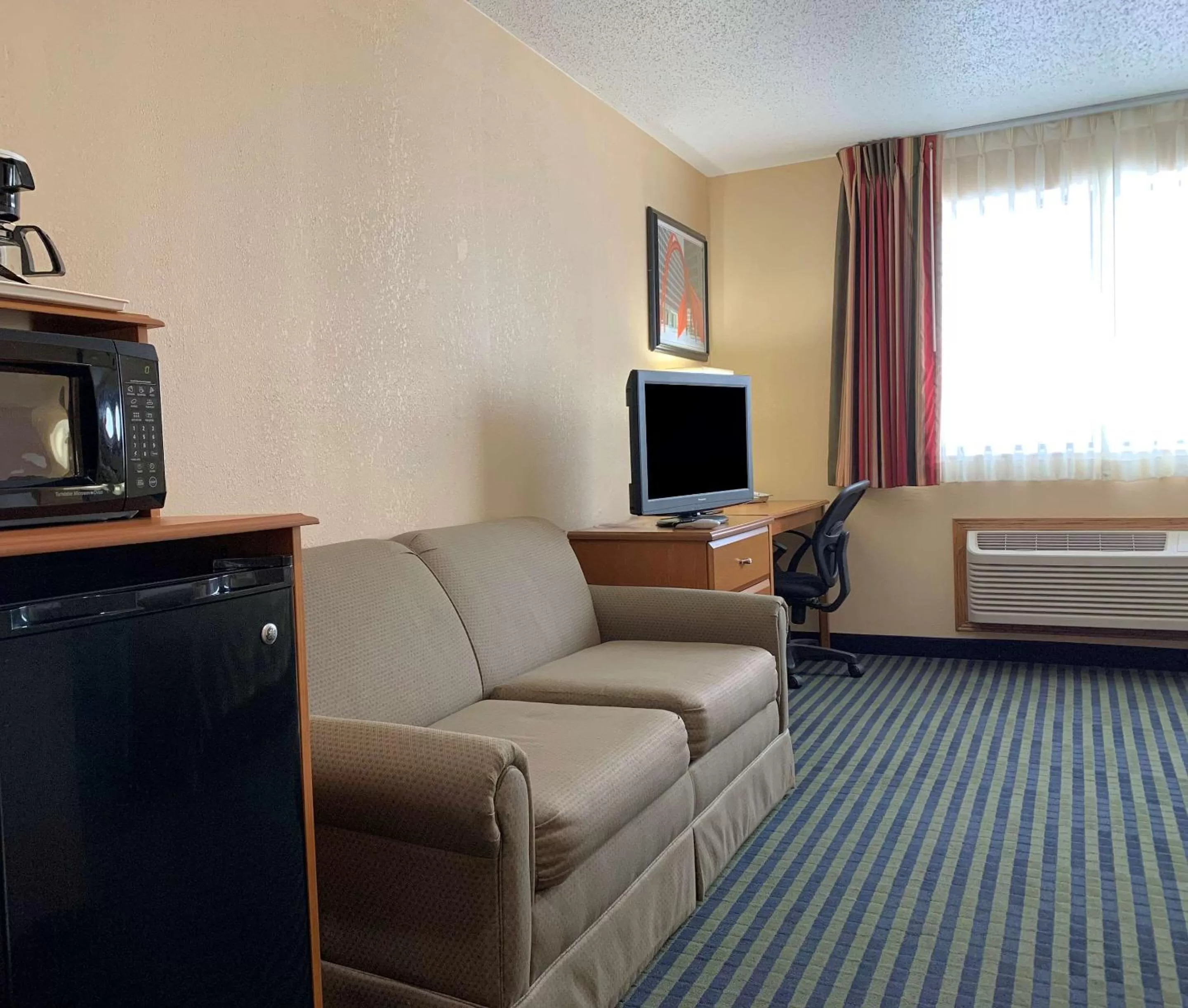 Photo of the whole room in Quality Inn Ottawa near Starved Rock State Park
