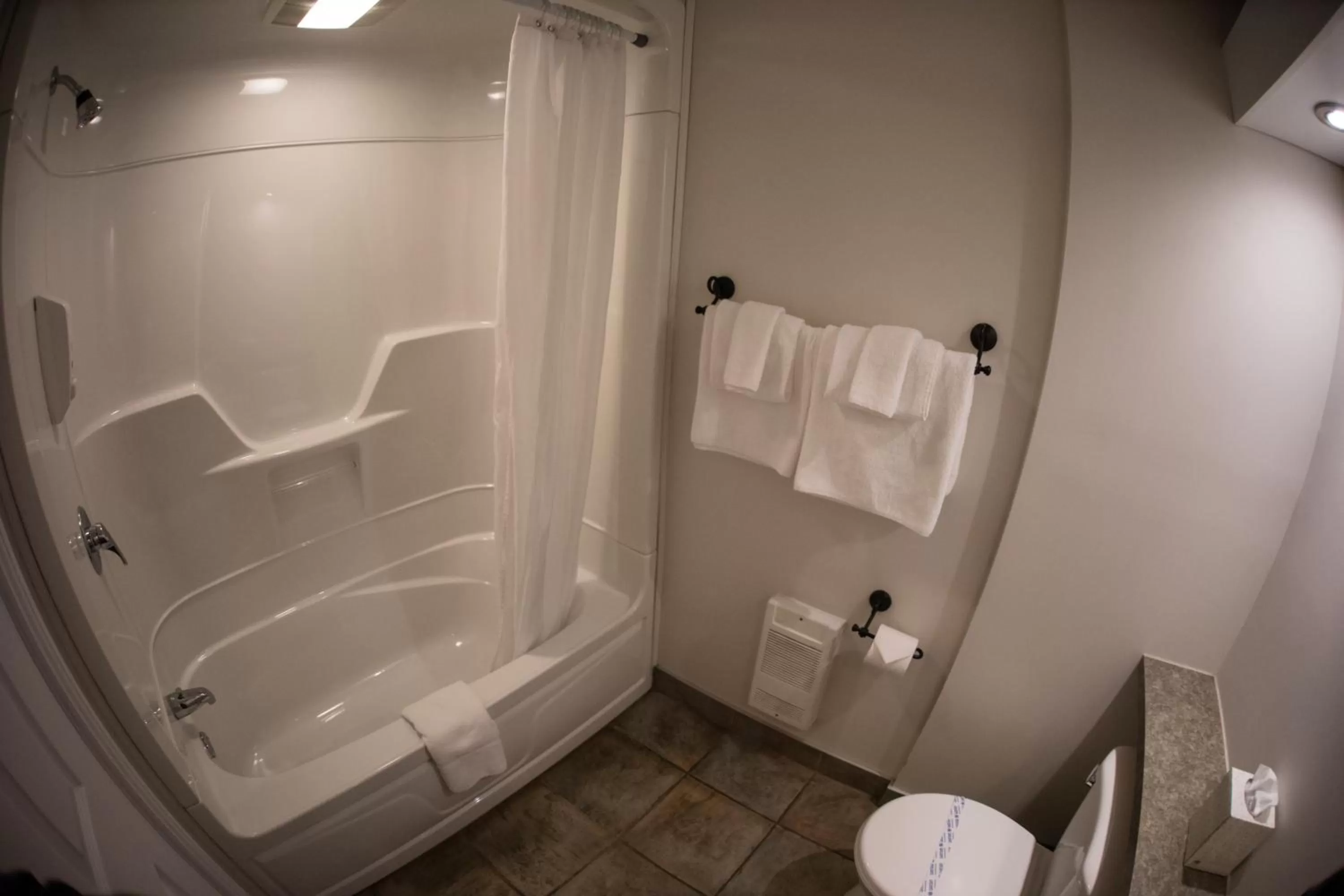 Bathroom in Le Montagnard, Auberge Hôtel & Chalets