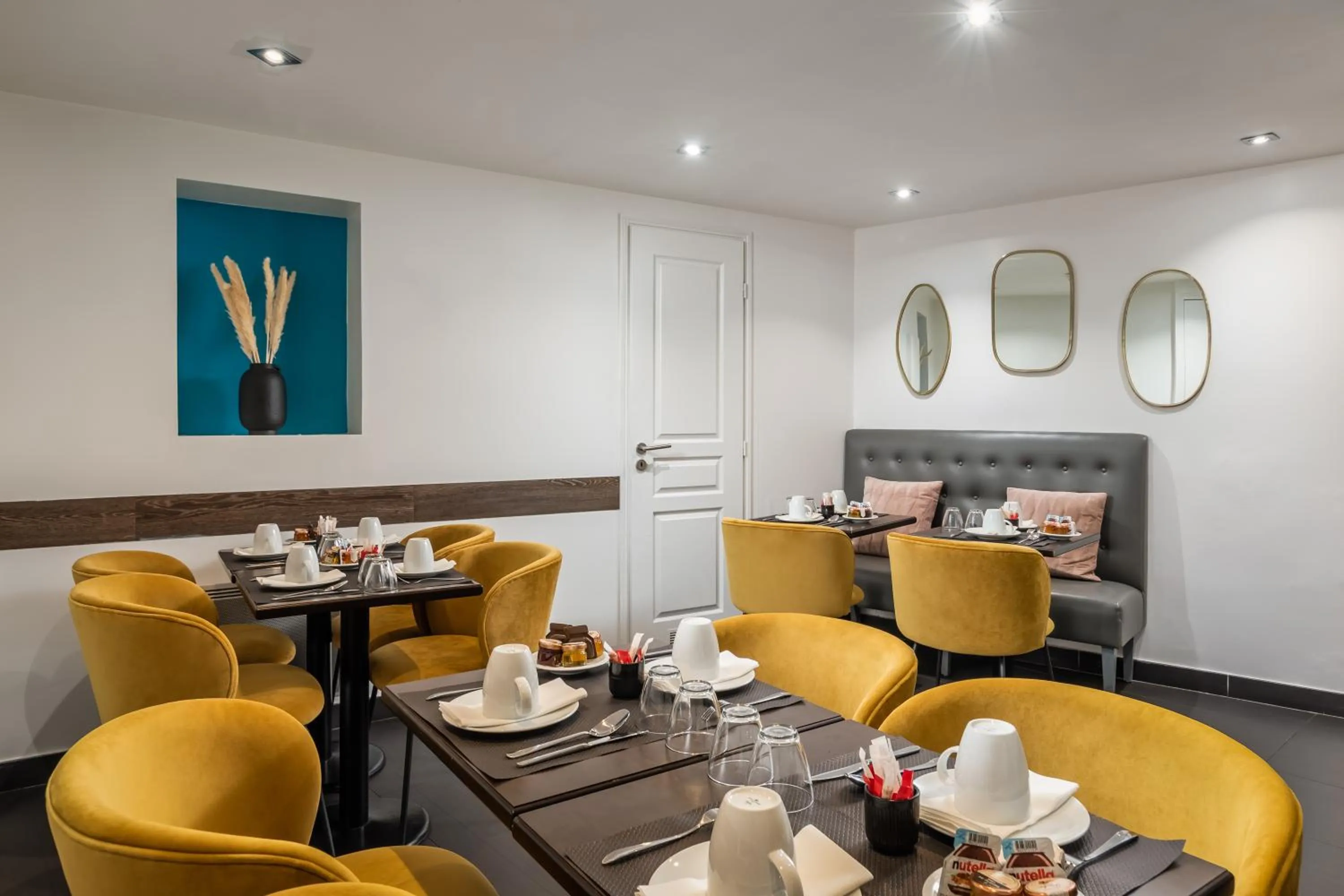 Breakfast in Arc De Triomphe