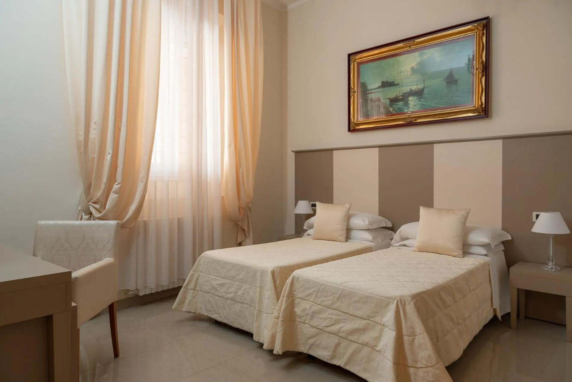 Photo of the whole room, Bed in Albergo Rossini 1936 Small & Charming