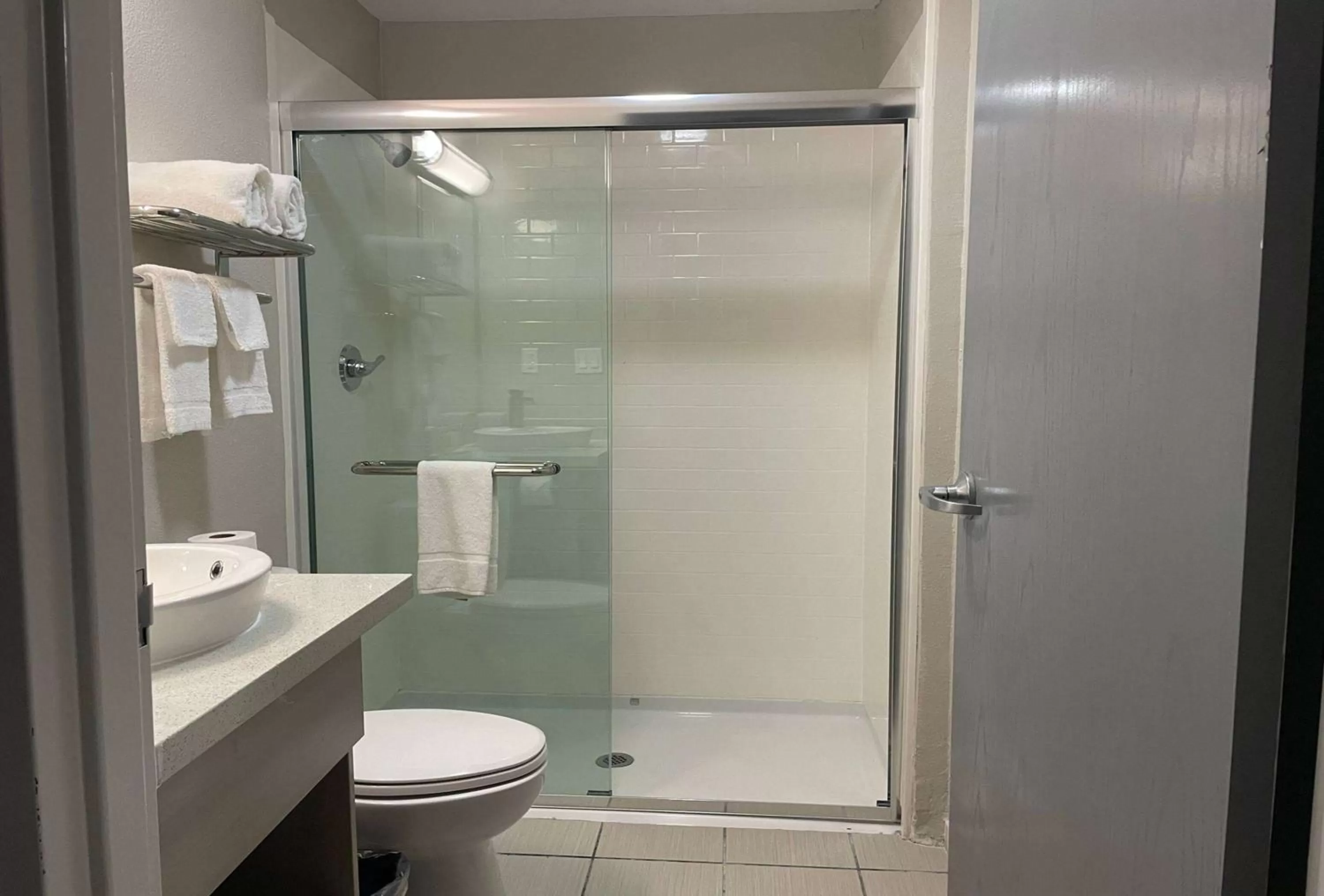 TV and multimedia in Microtel Inn & Suites by Wyndham Bossier City