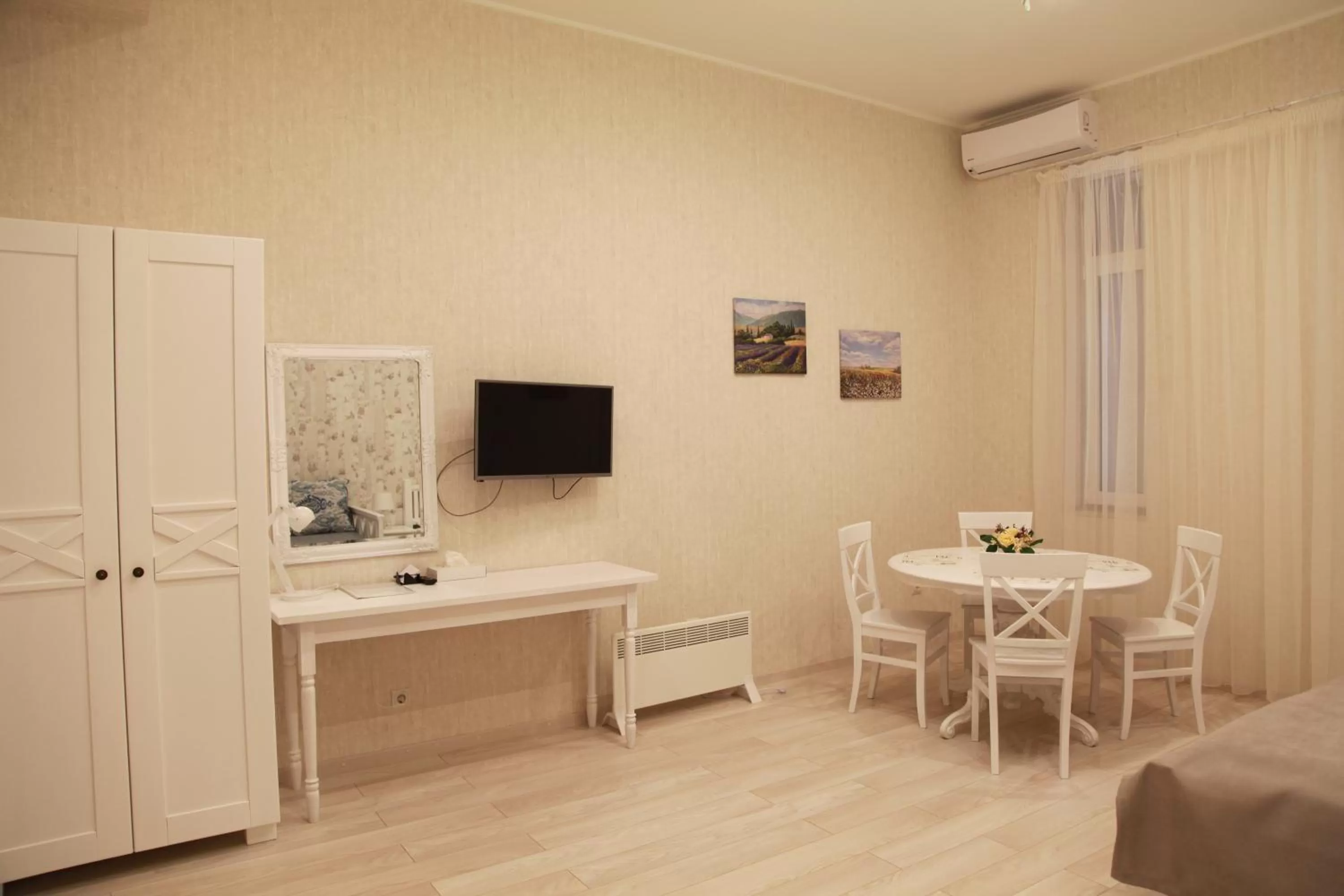 TV and multimedia in WINE & ROSE BOUTIQUE HOTEL