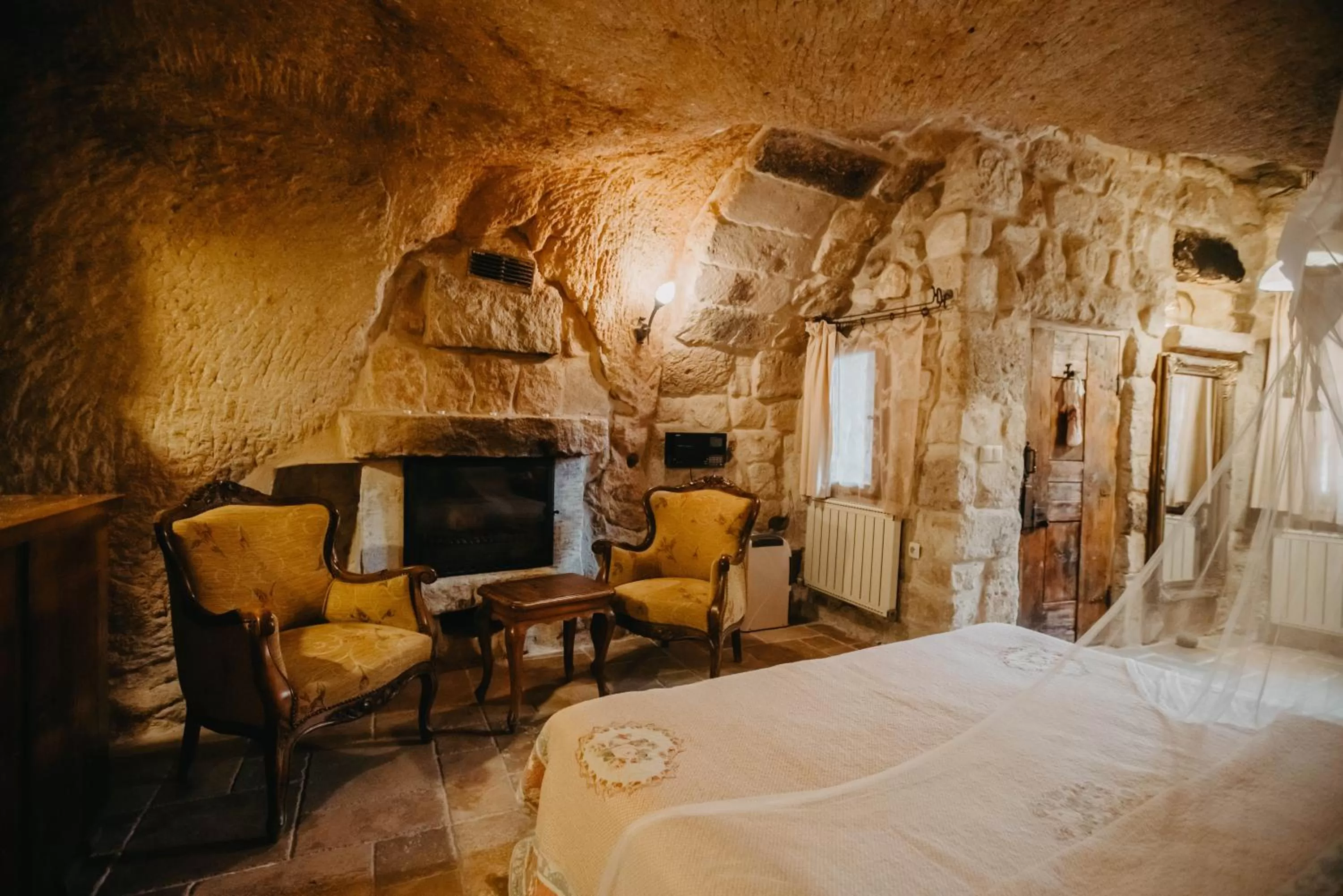 Seating area, Bed in Melekler Evi Cave Hotel