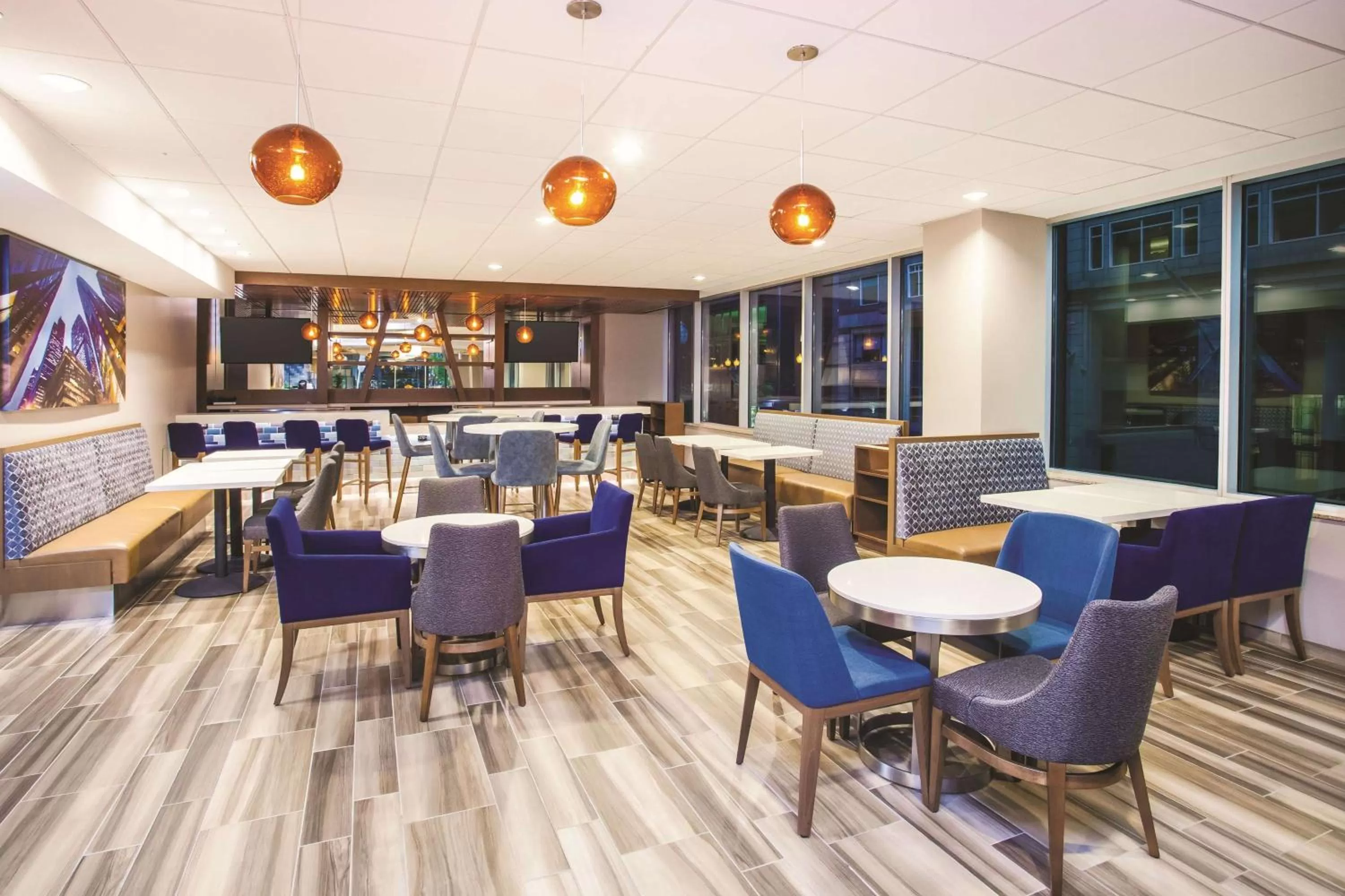 Lounge or bar in La Quinta by Wyndham Chicago Downtown