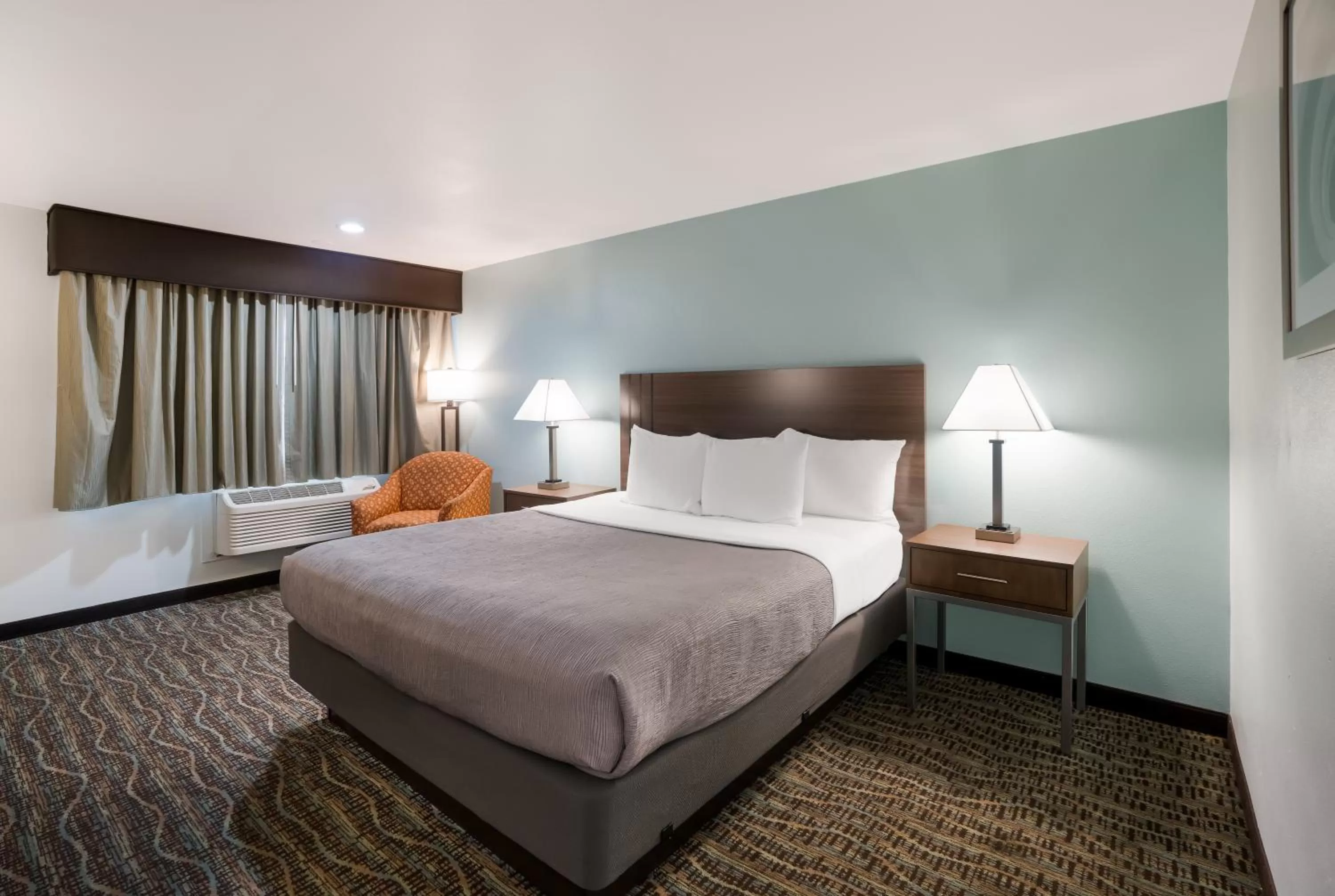 Bed in Quality Inn Fairfield Napa Valley Area