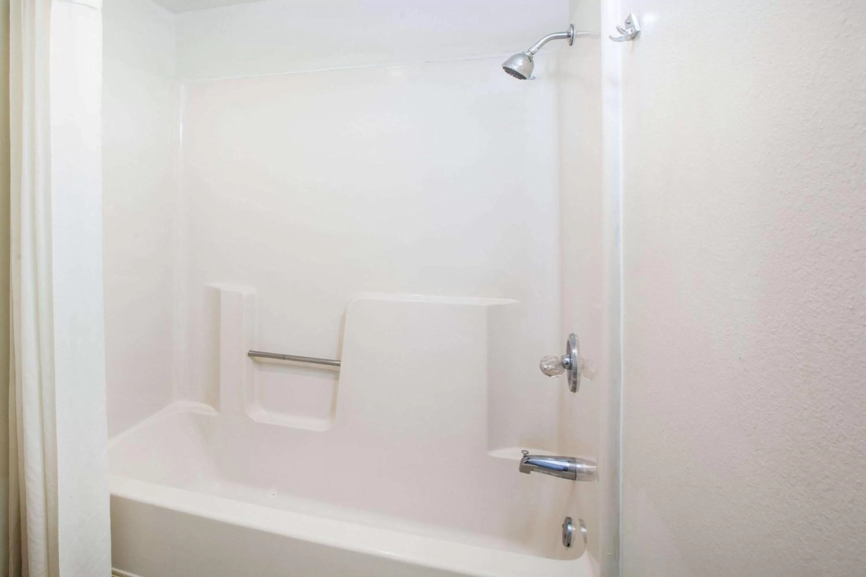 Bathroom in Super 8 by Wyndham Malvern