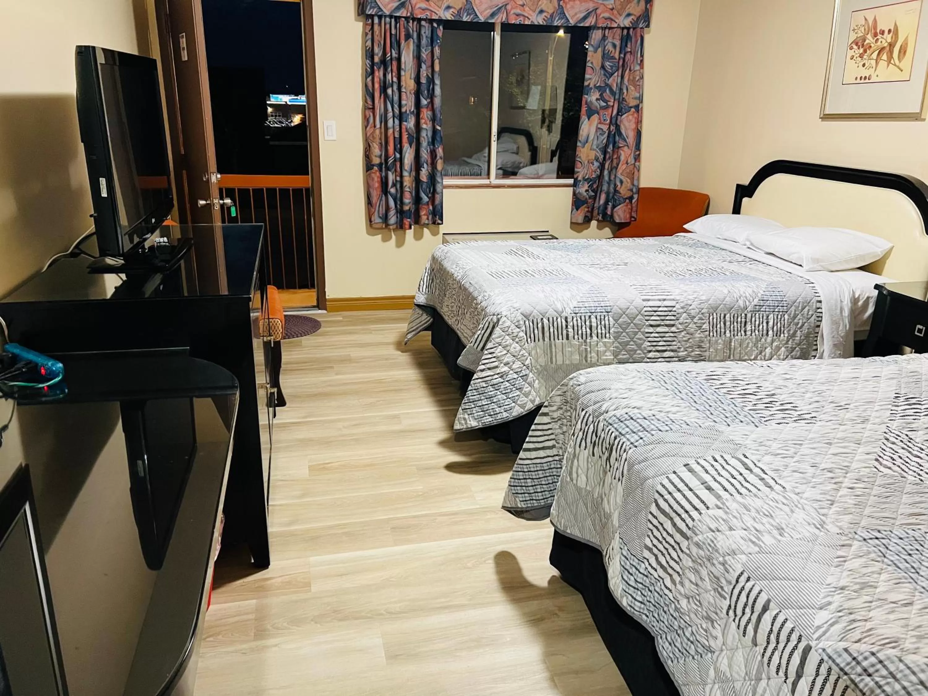 TV and multimedia, Bed in Sunset Inn