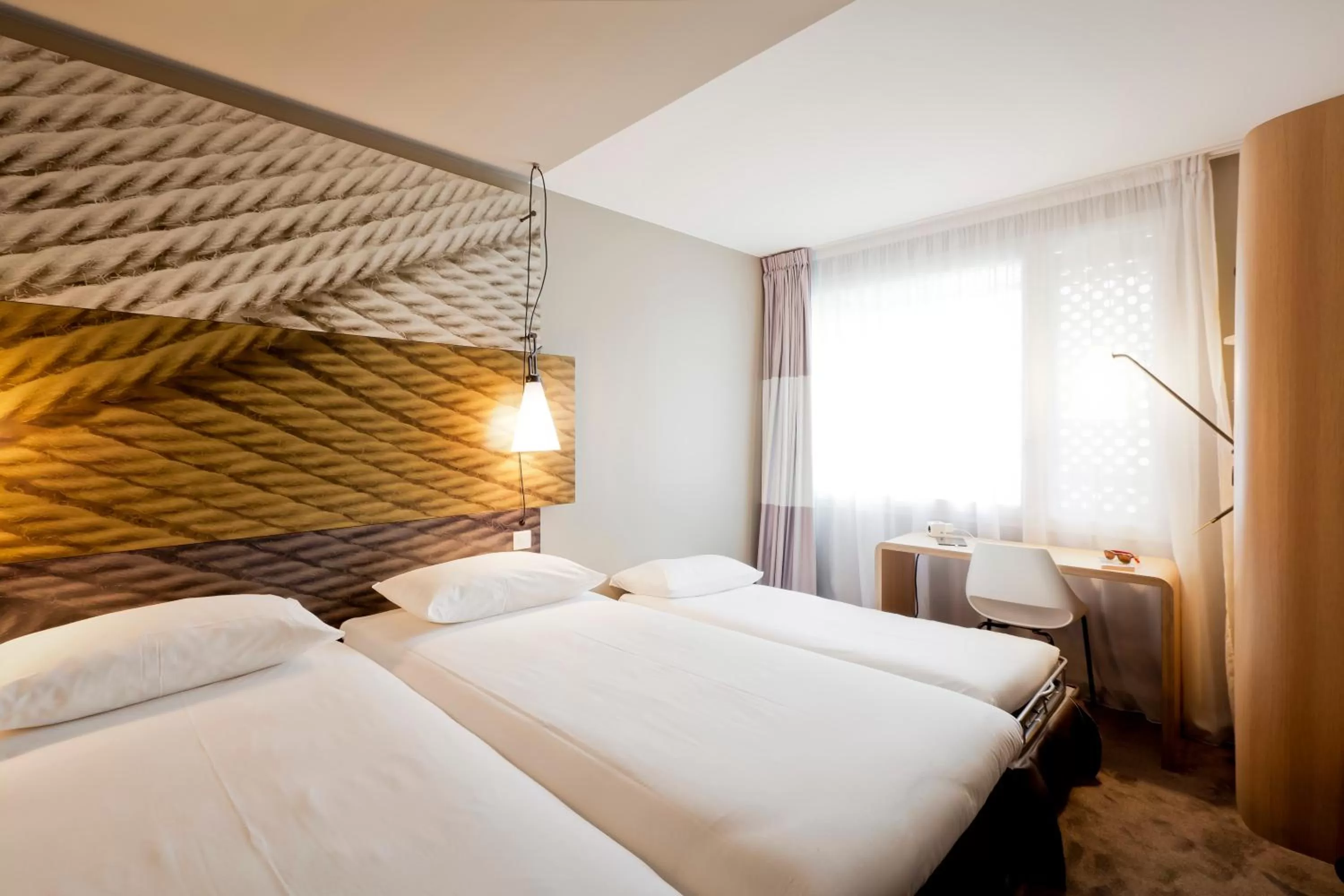 Photo of the whole room, Bed in ibis Lyon Carre De Soie