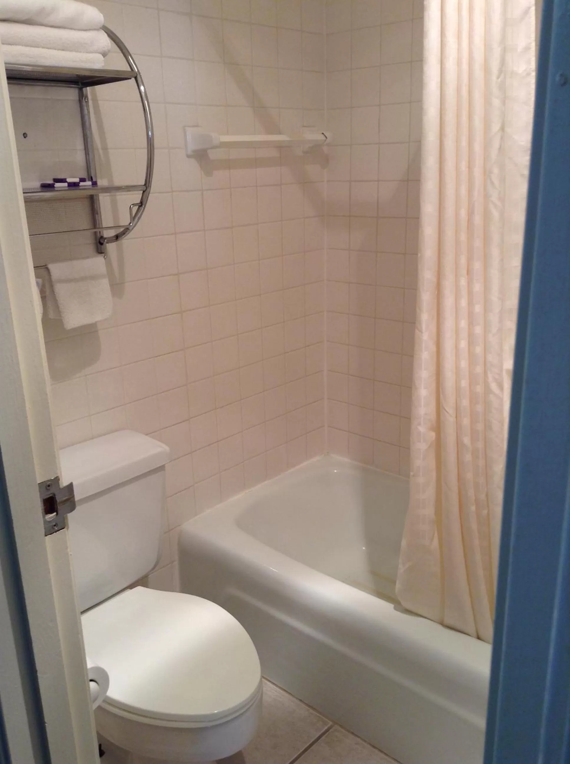 Bathroom in Knights Inn Peru