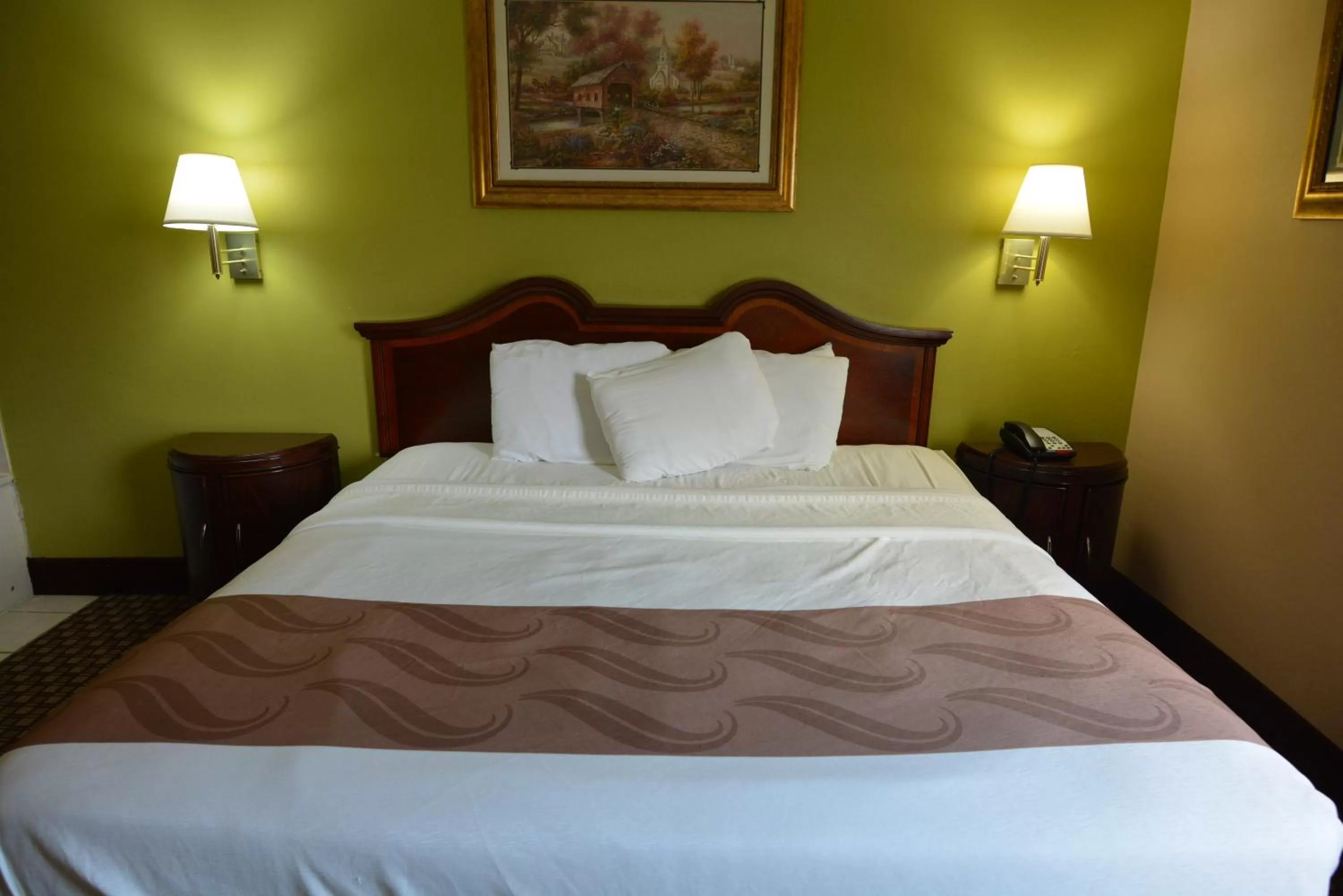 Bed in Jameson Inn and Suites Hazelhurst