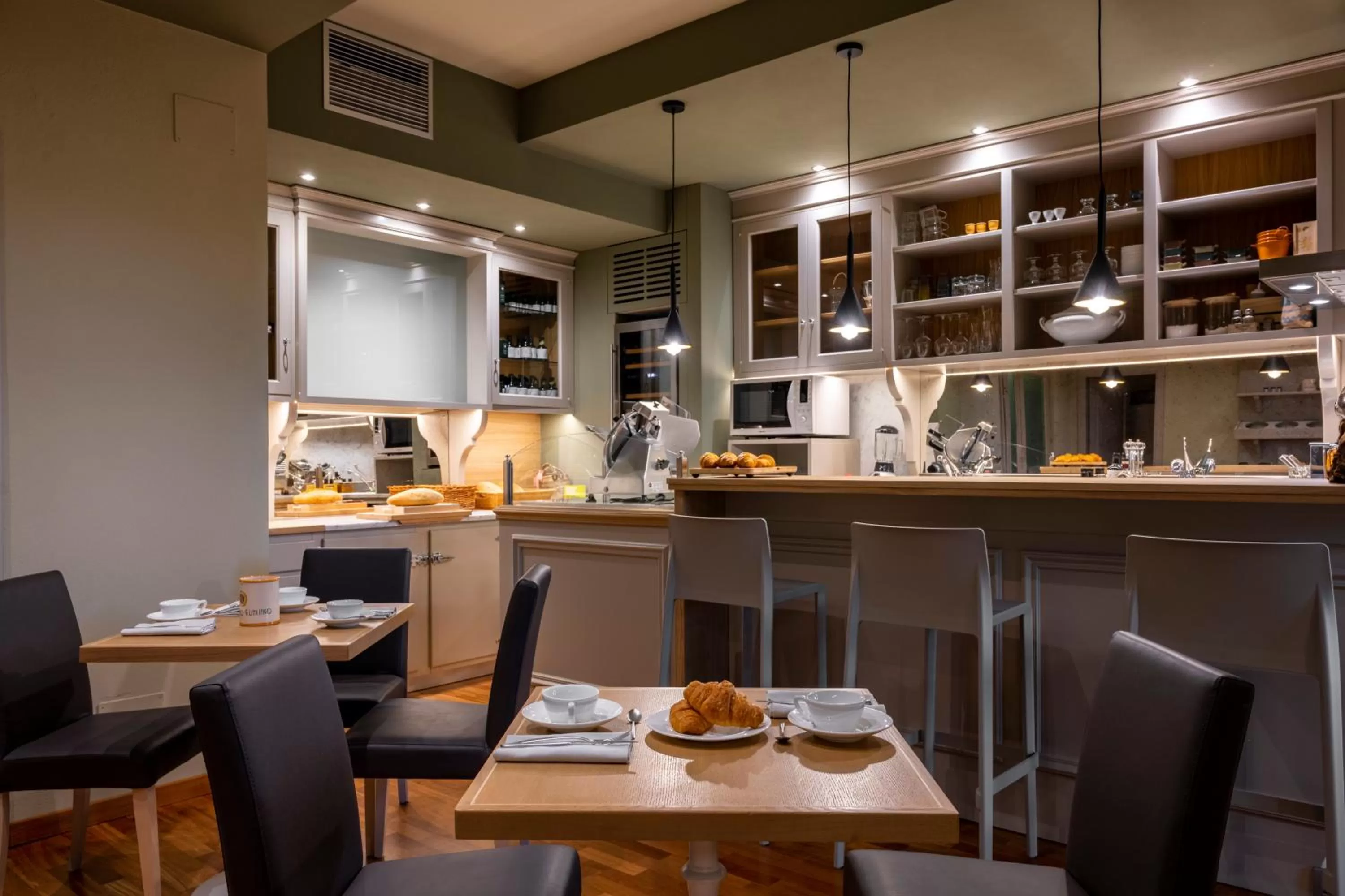 Restaurant/places to eat in Hotel Rutiliano