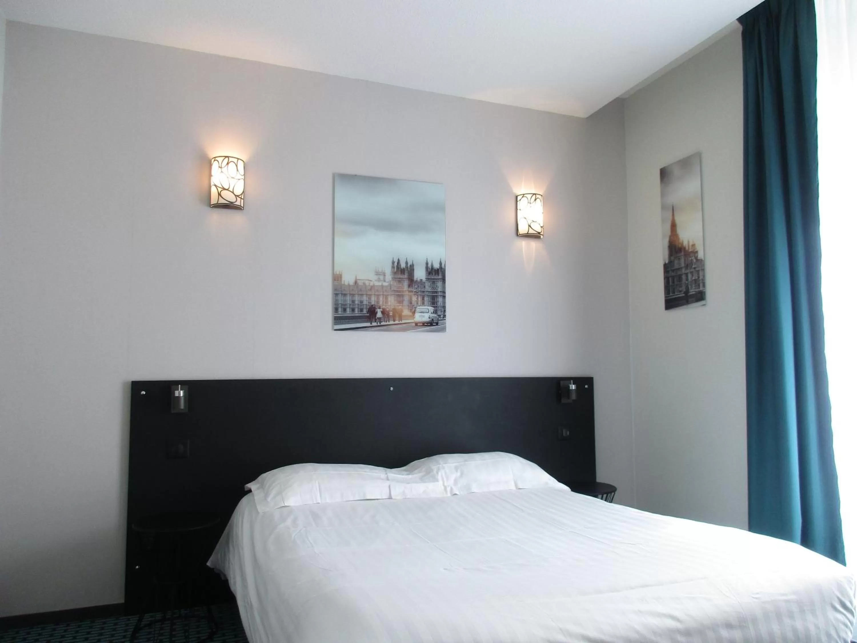 Photo of the whole room, Bed in CIT'HÔTEL LE DAV Clermont-Ferrand Centre