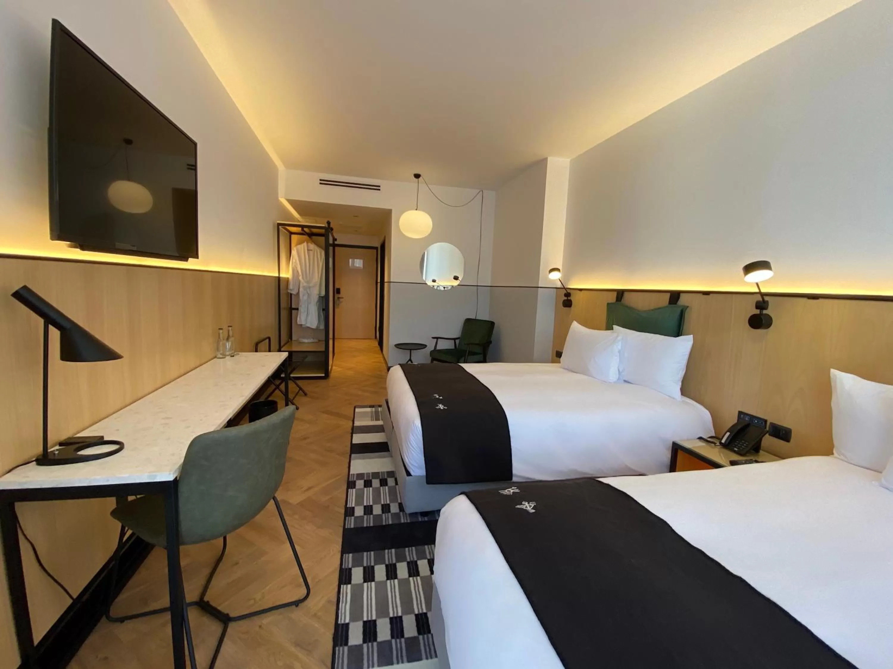 Photo of the whole room, Bed in Met Hotel