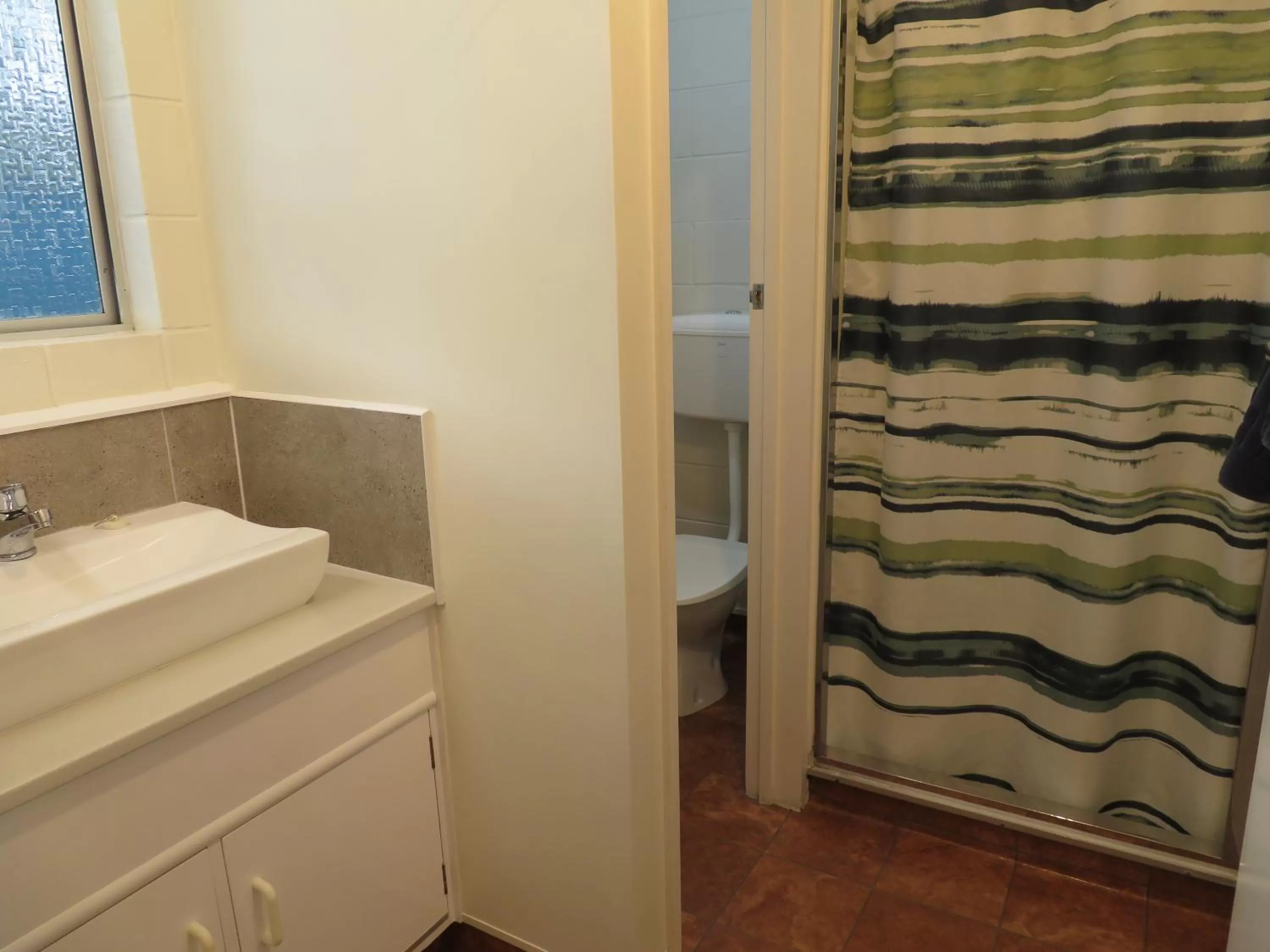 Bathroom in Commodore Court Motel