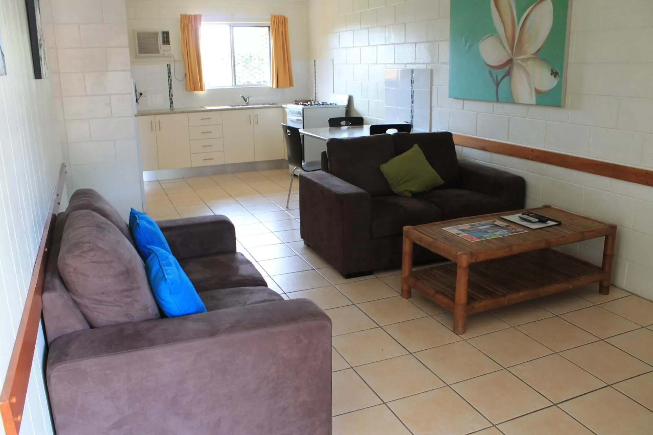 Living room in Oasis Inn Apartments