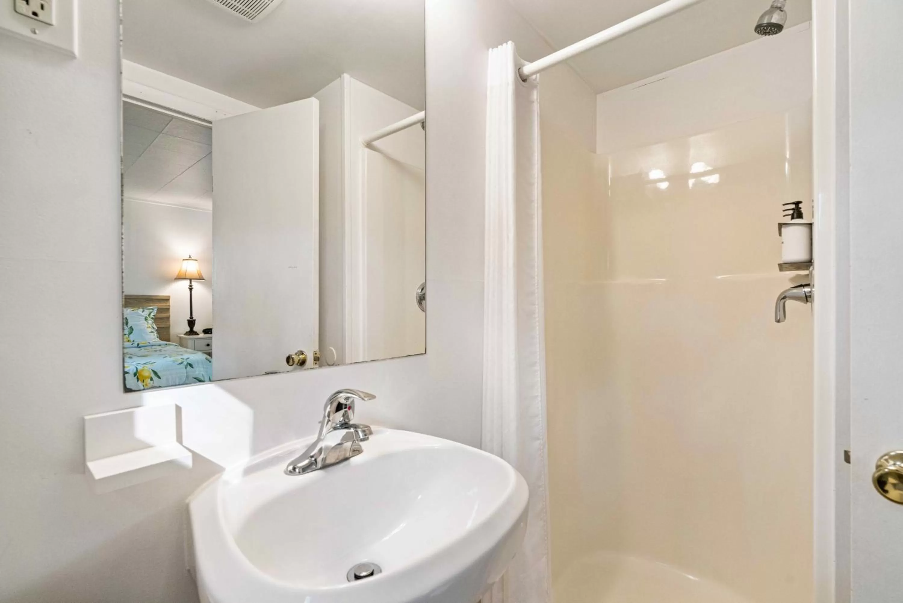 Shower, Bathroom in South Arm Retreats