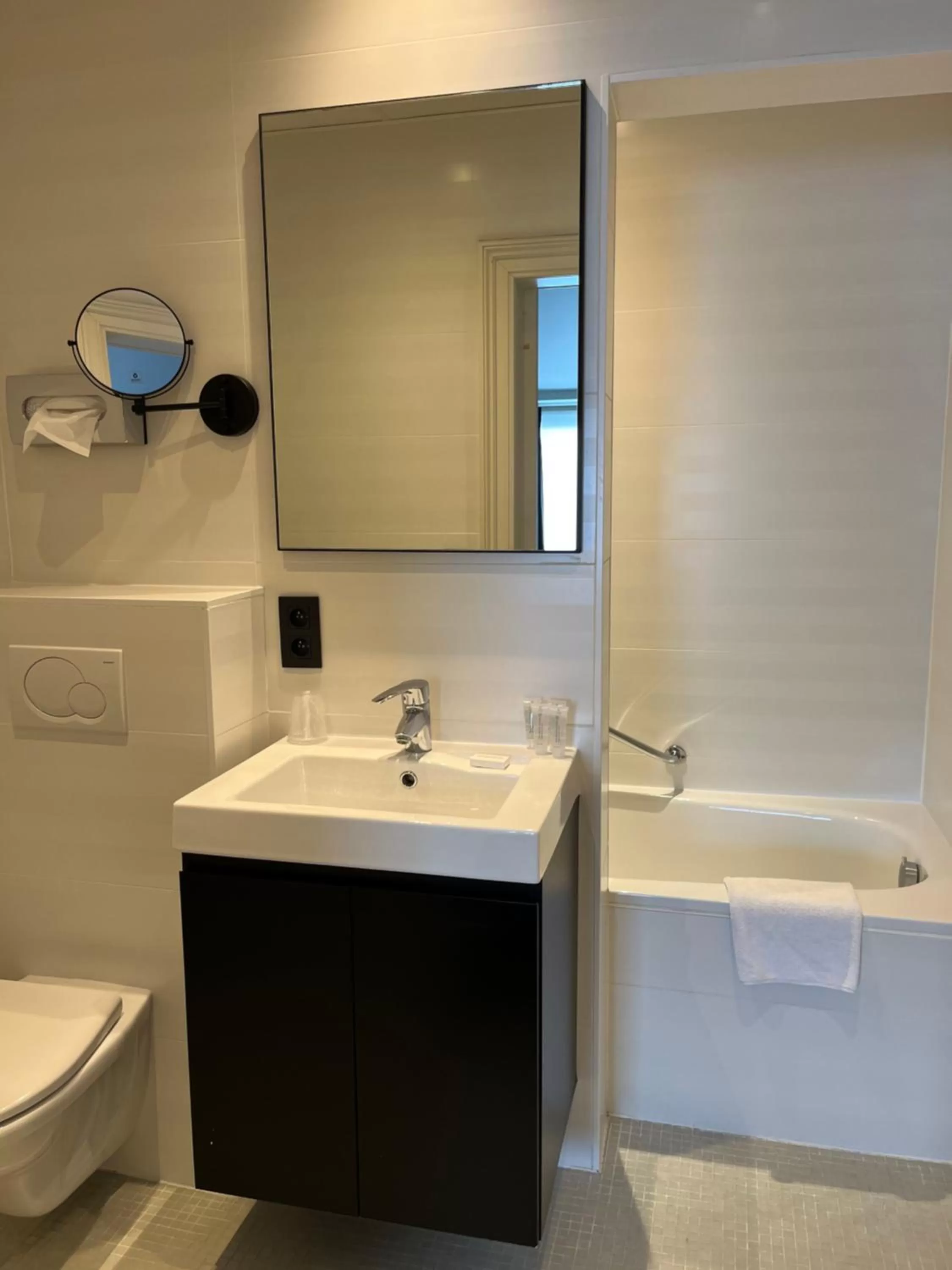 Toilet in Hotel Le Parisien