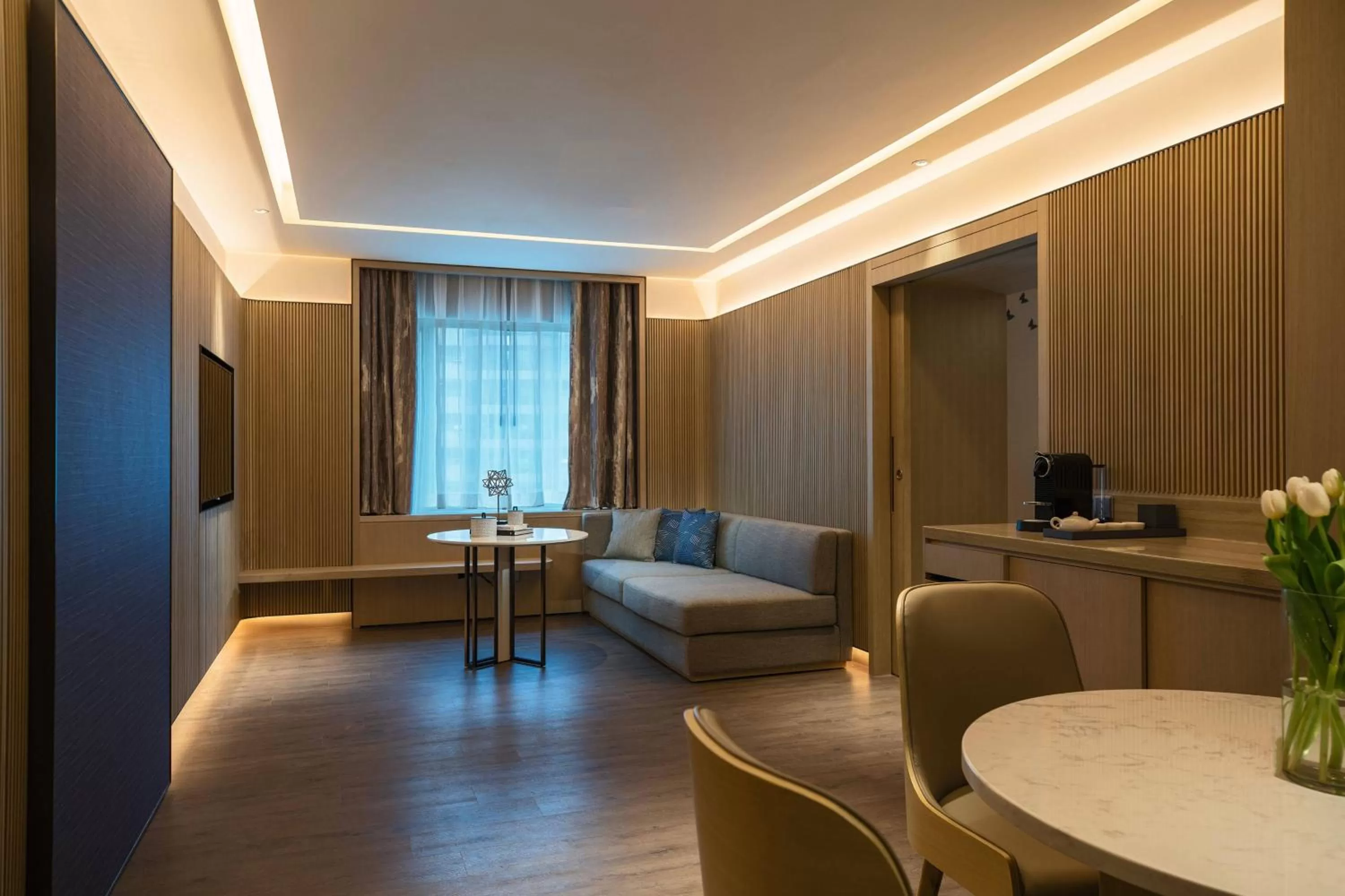 Living room in Renaissance Shenzhen Luohu Hotel