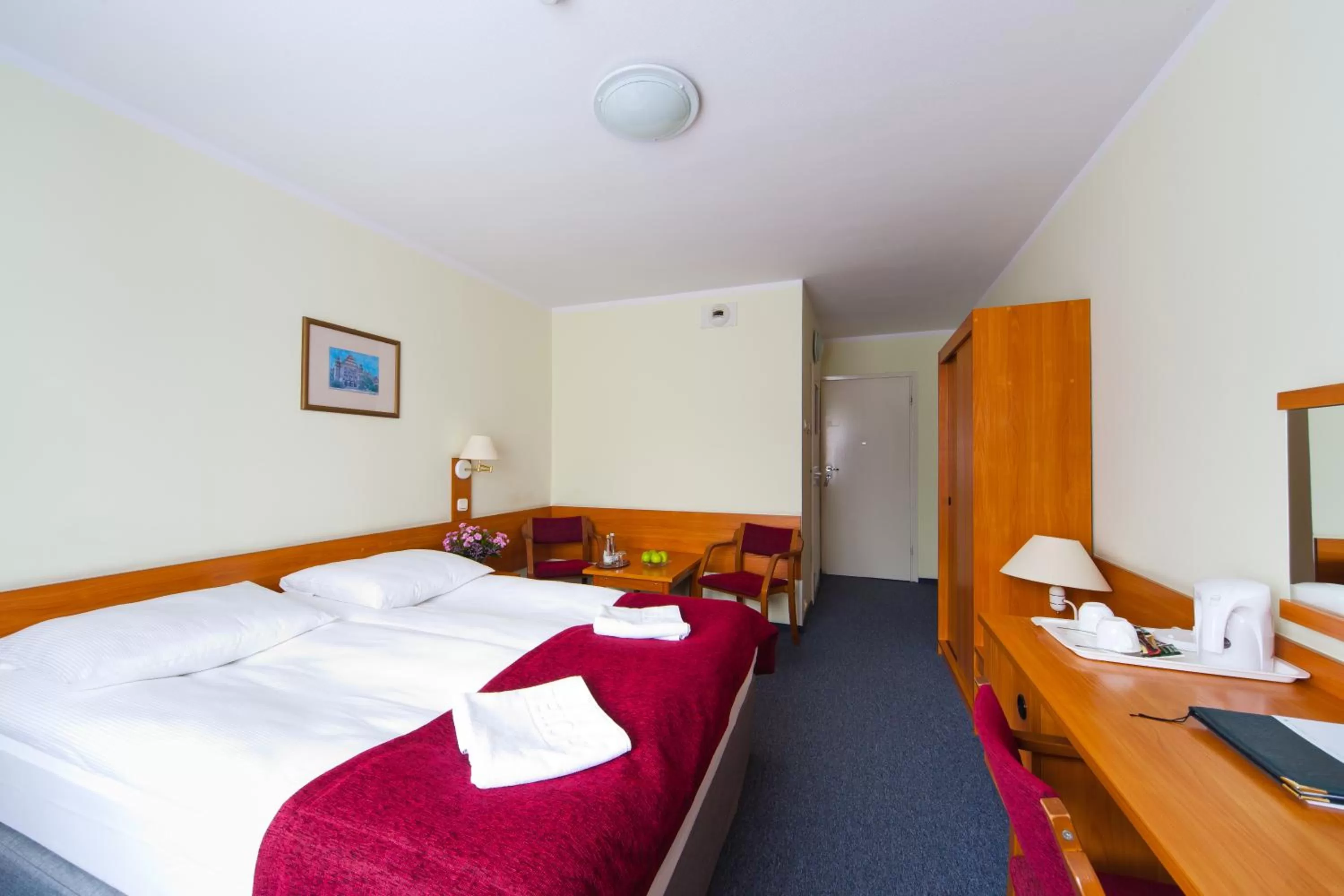 Photo of the whole room, Bed in Hotel IOR