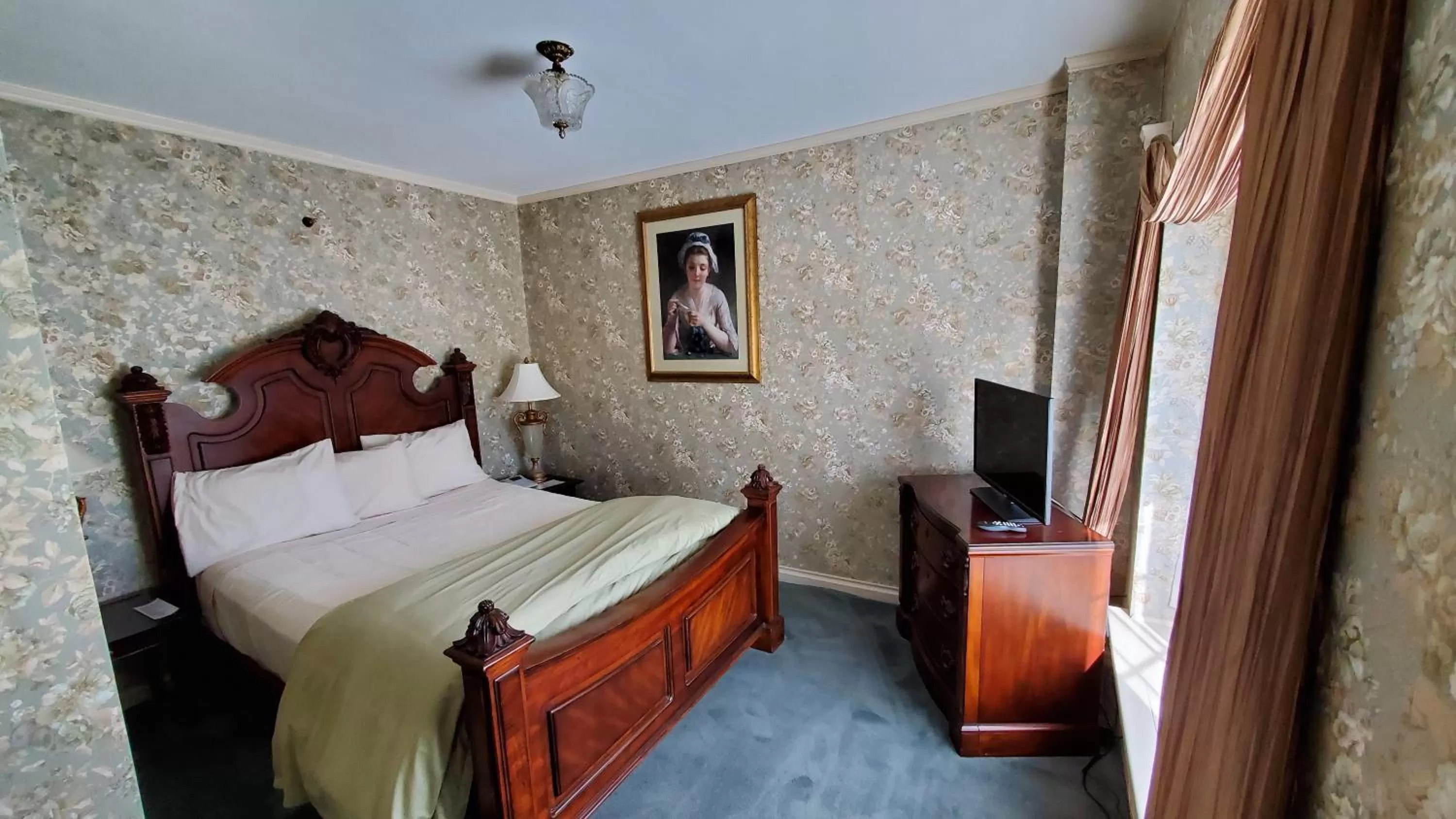 Deluxe Suite with Spa Bath in Lowell Inn