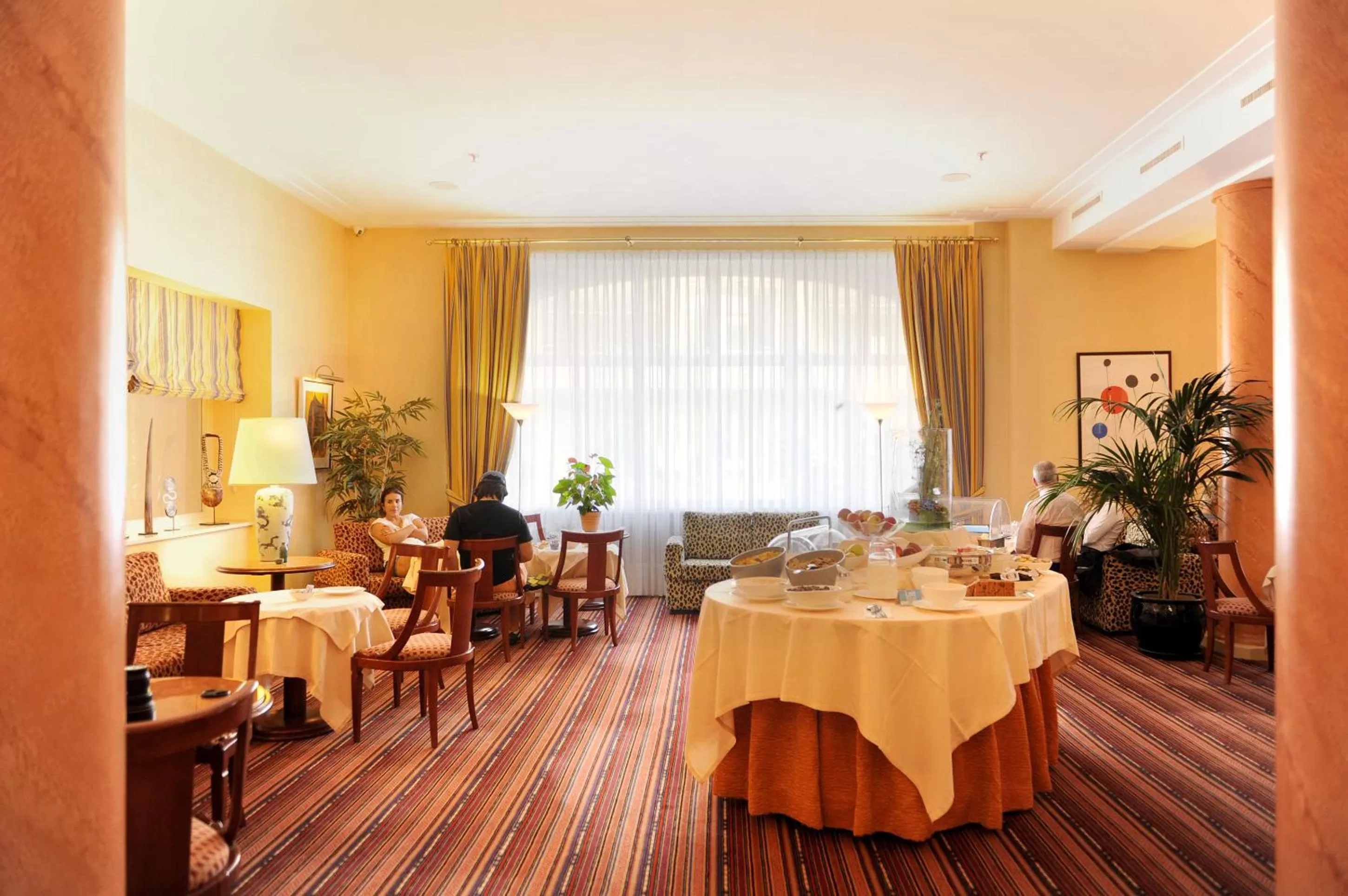 Restaurant/places to eat in Hotel Victoria