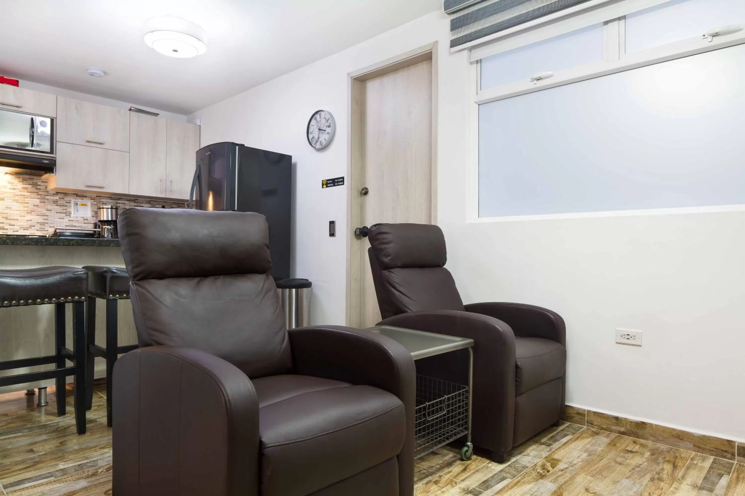 Kitchen or kitchenette, Seating Area in Miracle