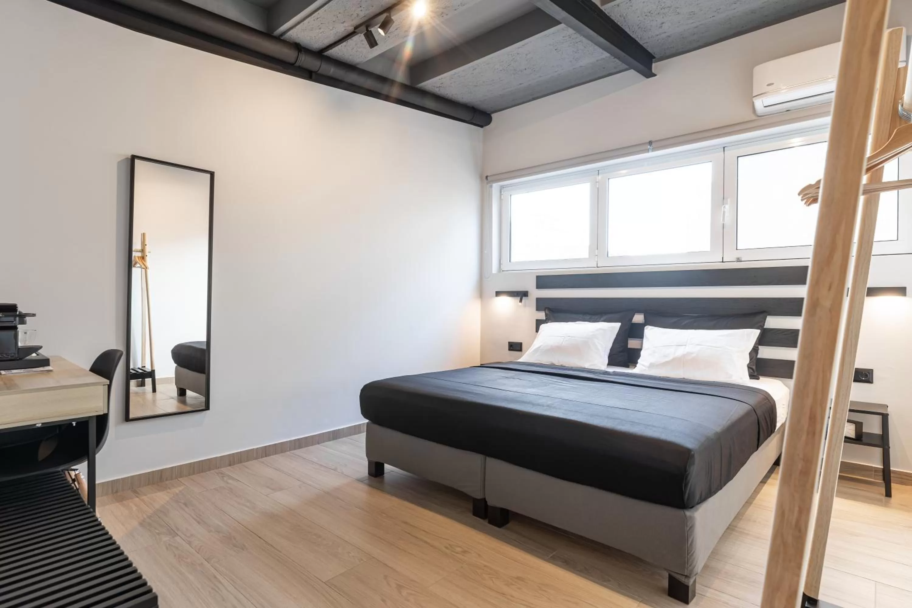 Photo of the whole room, Bed in Ermoo Athens Modern Living