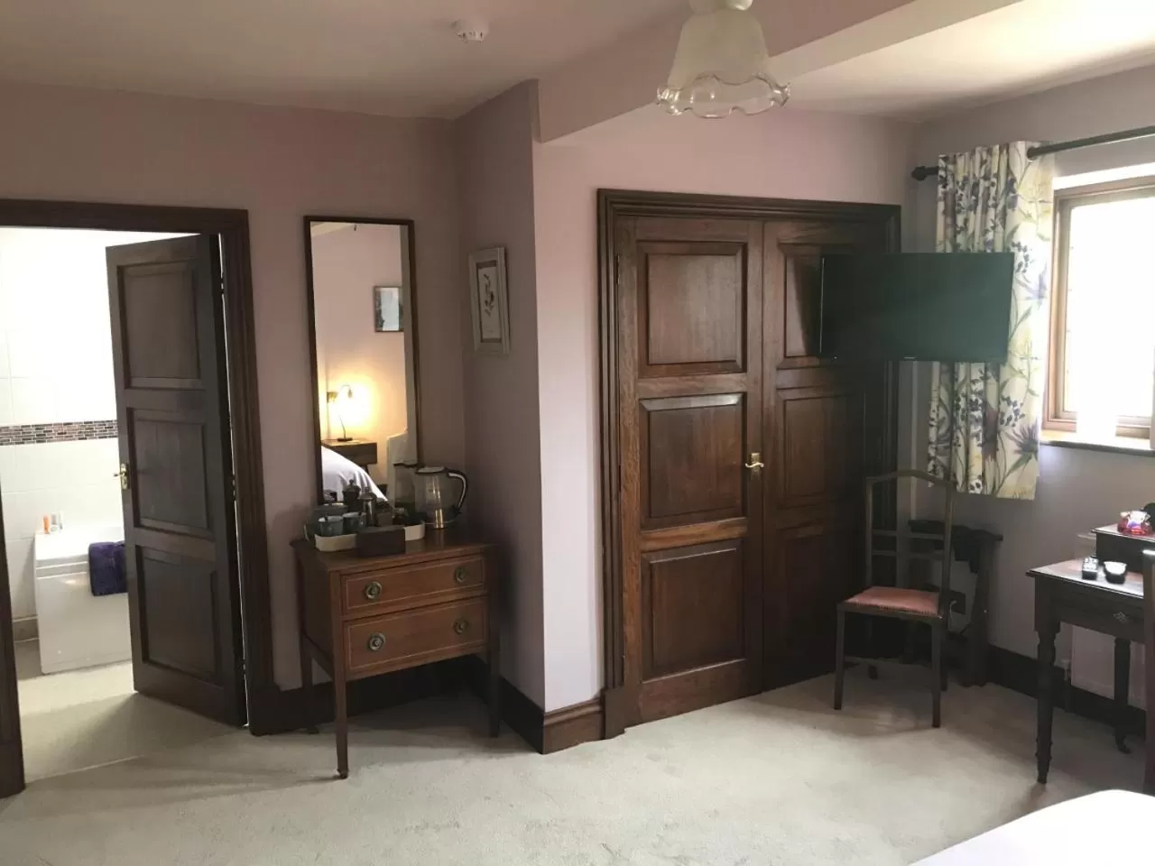 Bedroom, TV/Entertainment Center in NIGHTINGALE B&B