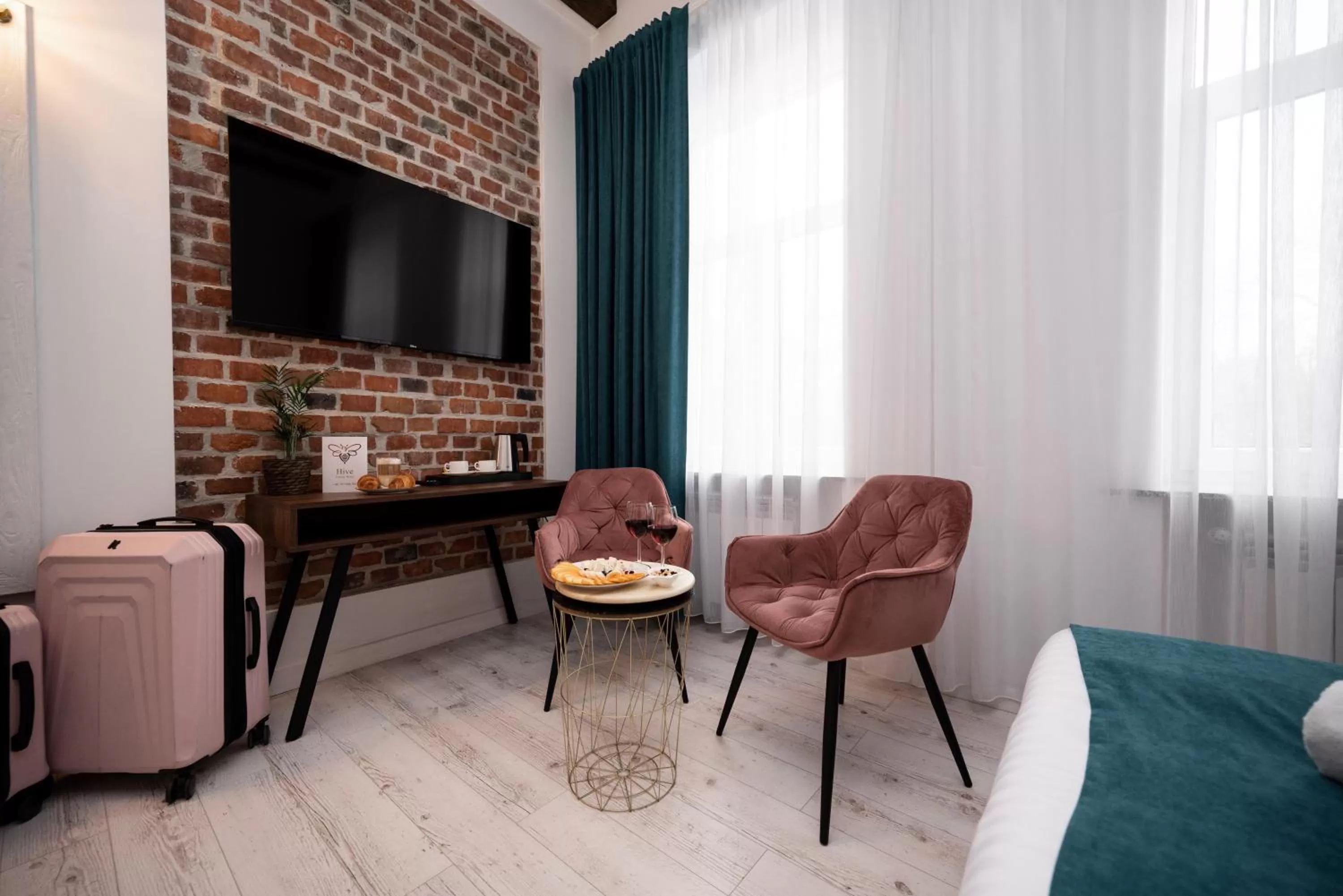 Communal lounge/ TV room in Hive Family House