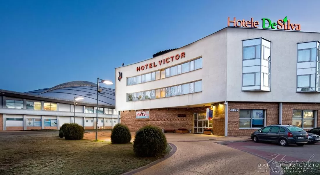 Facade/entrance in Hotel Victor Pruszków DeSilva