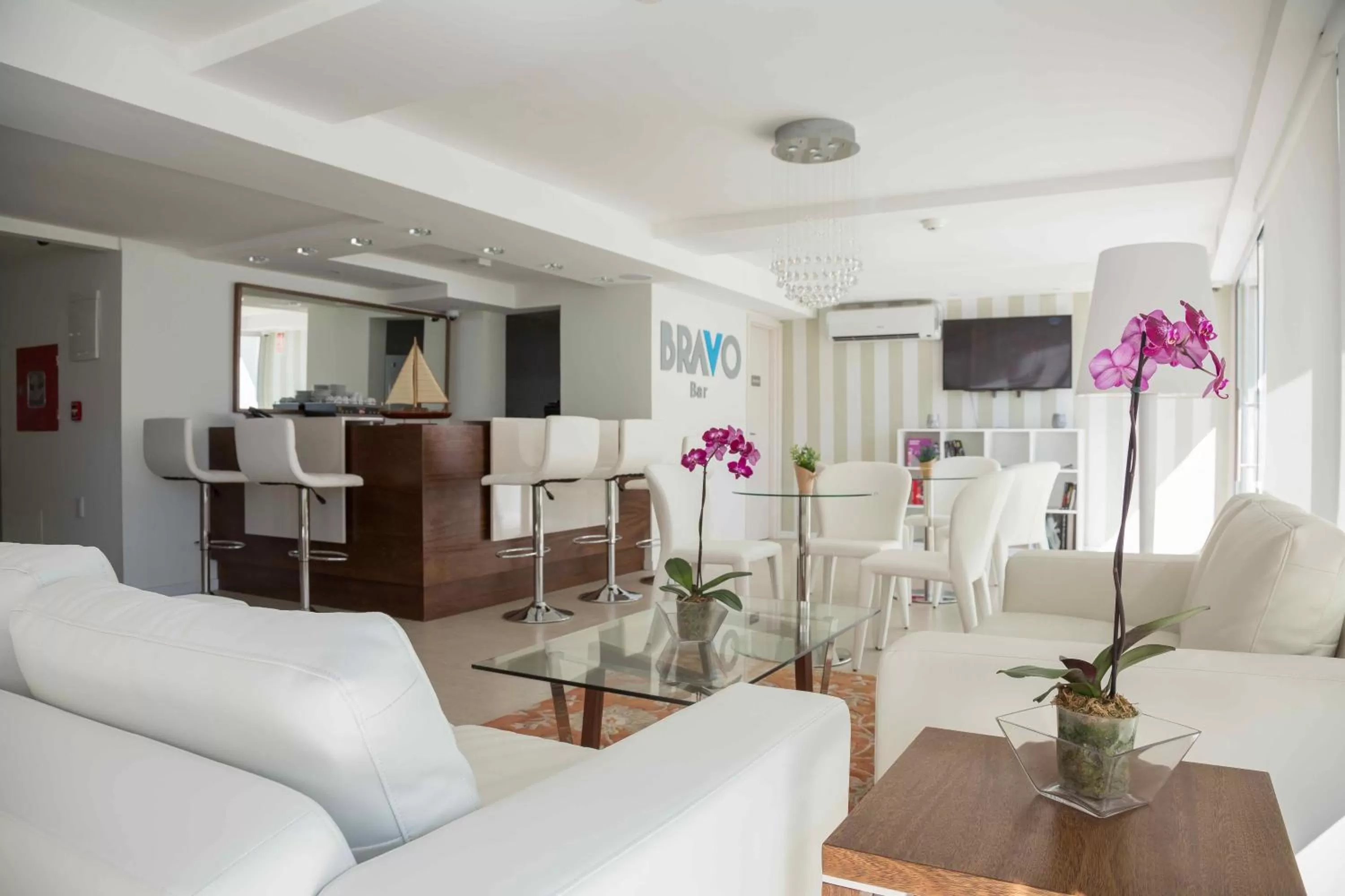 Communal lounge/ TV room in Seaview Hotel Boutique