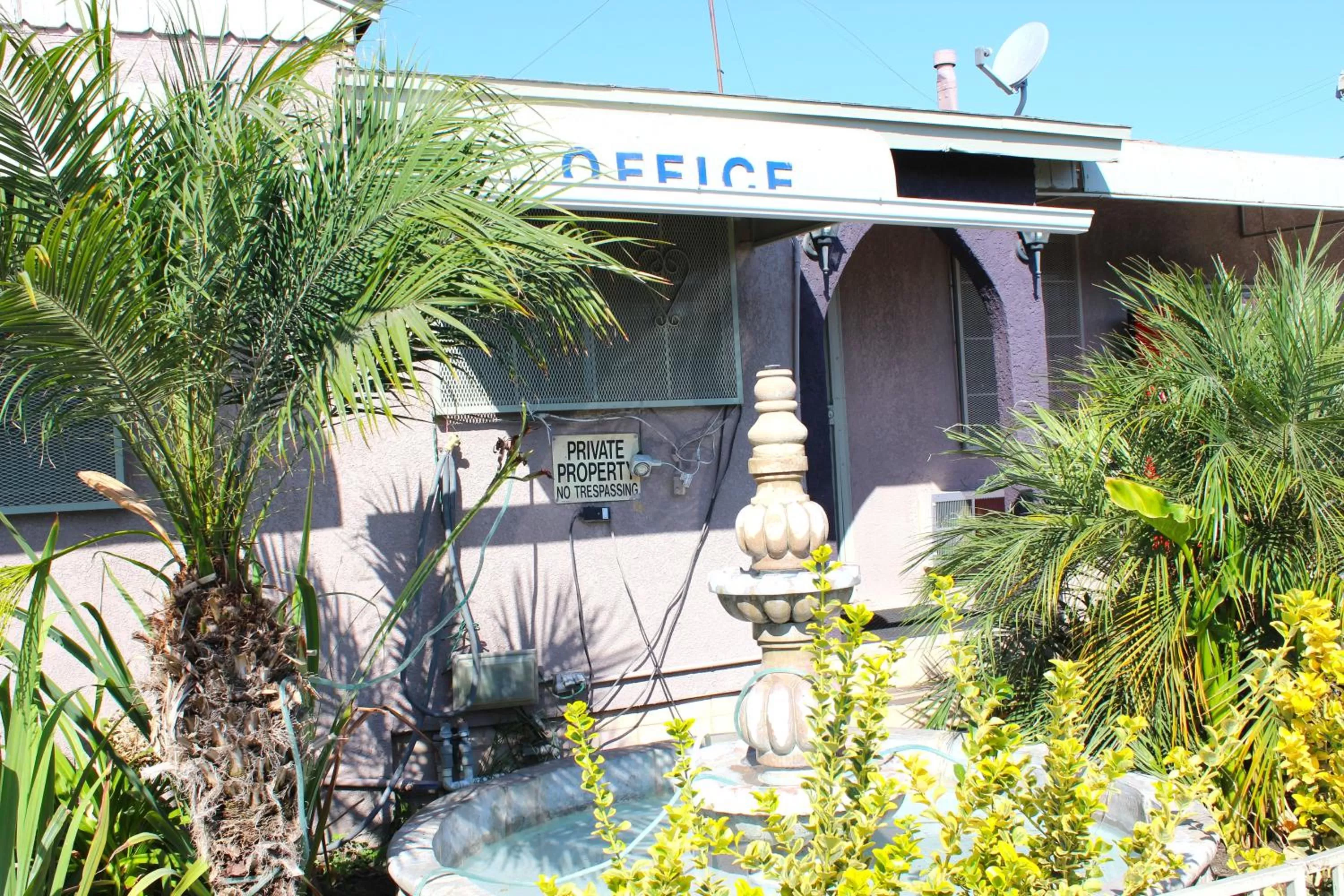 Facade/entrance in Apache Inn