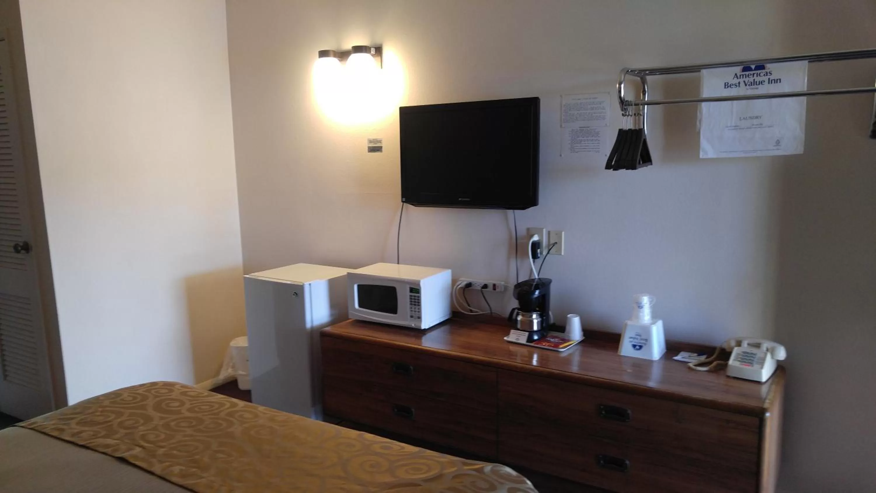 View (from property/room), Bed in Americas Best Value Inn North Platte