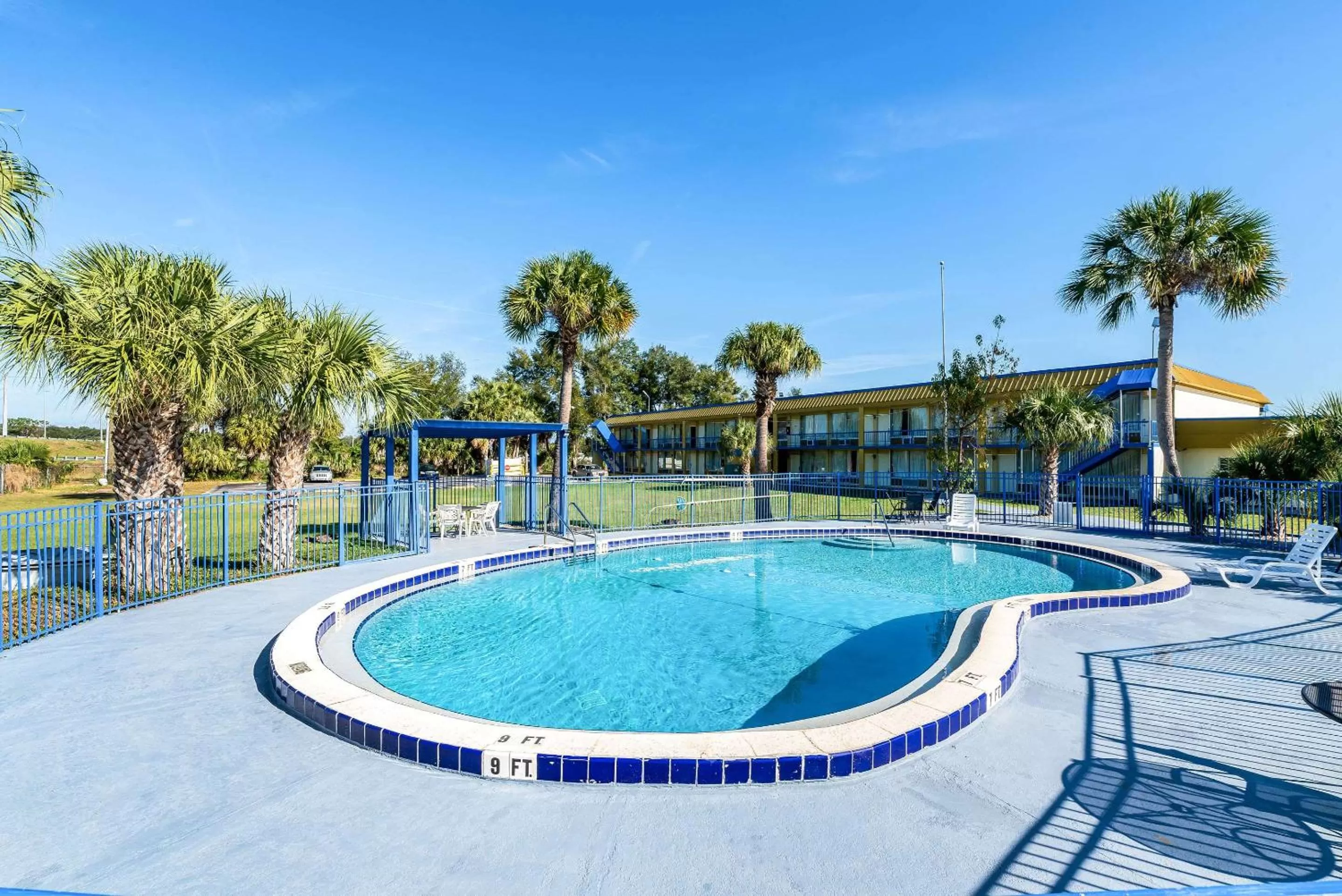 Swimming pool in Rodeway Inn Bushnell