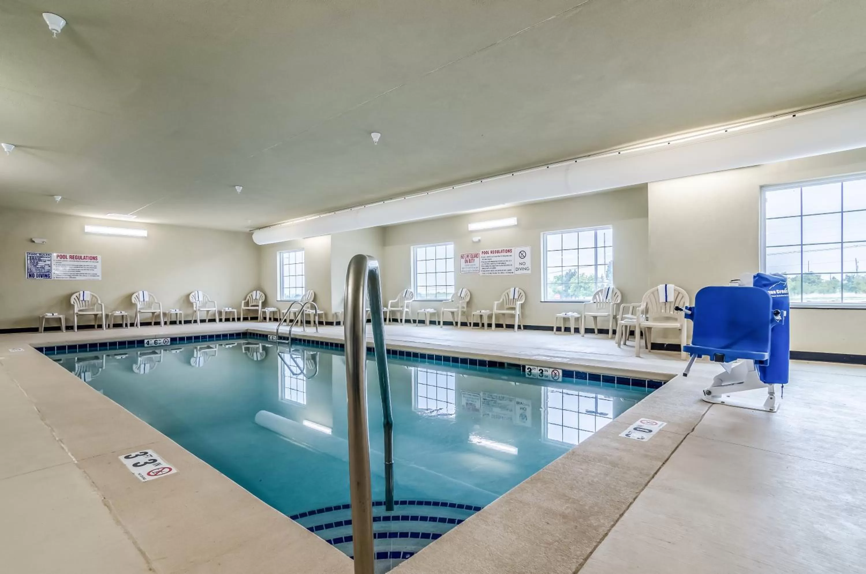 Swimming pool in Cobblestone Hotel & Suites - Newport