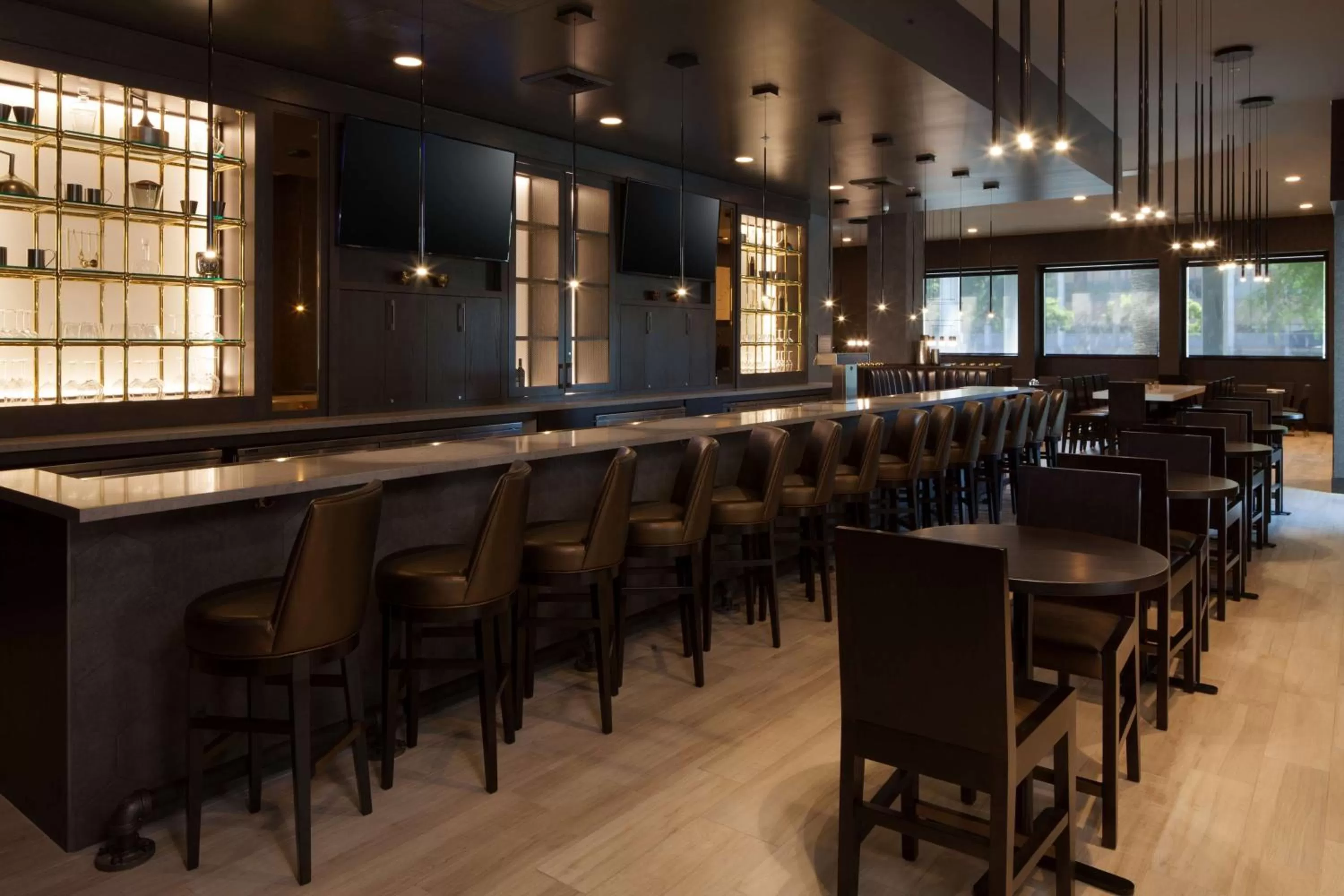 Lounge or bar in H Hotel Los Angeles, Curio Collection By Hilton
