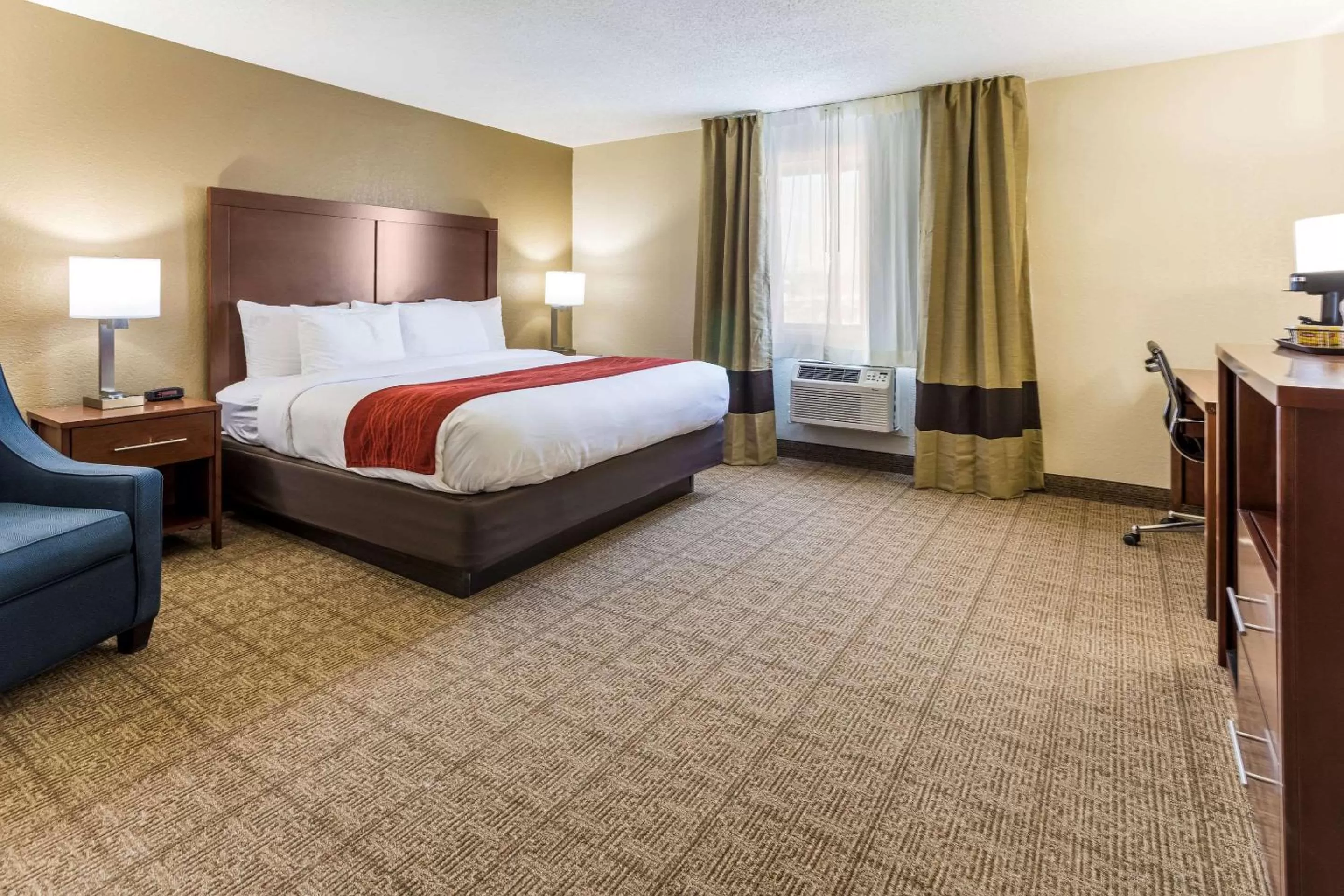 Photo of the whole room, Bed in Comfort Inn Waukesha - Milwaukee West