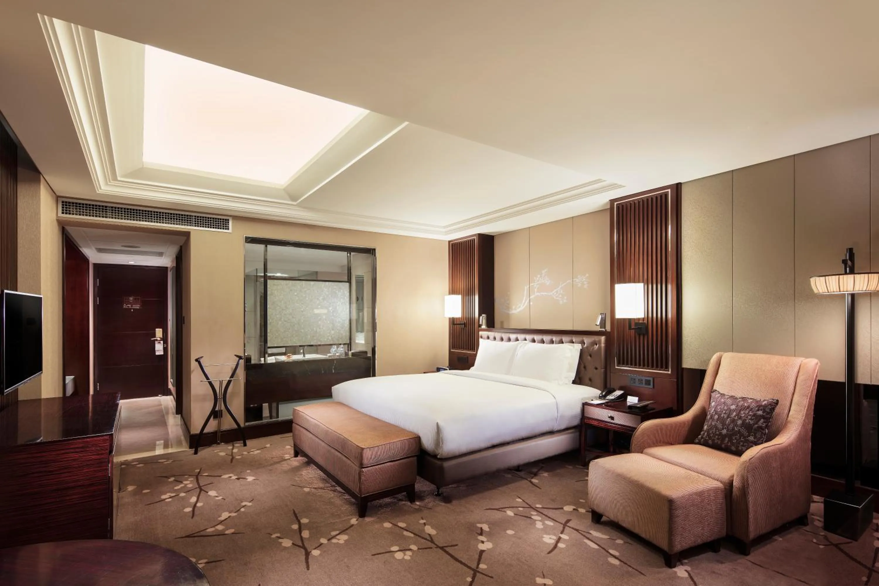 Photo of the whole room, Bed in DoubleTree by Hilton Chongqing - Guanyinqiao railway station
