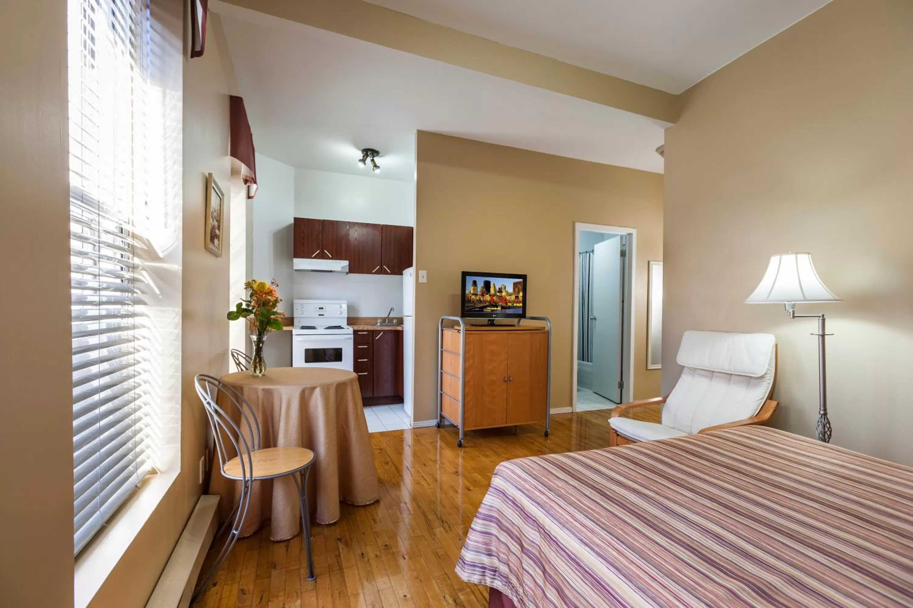 Bed in Hotel Quartier des Spectacles