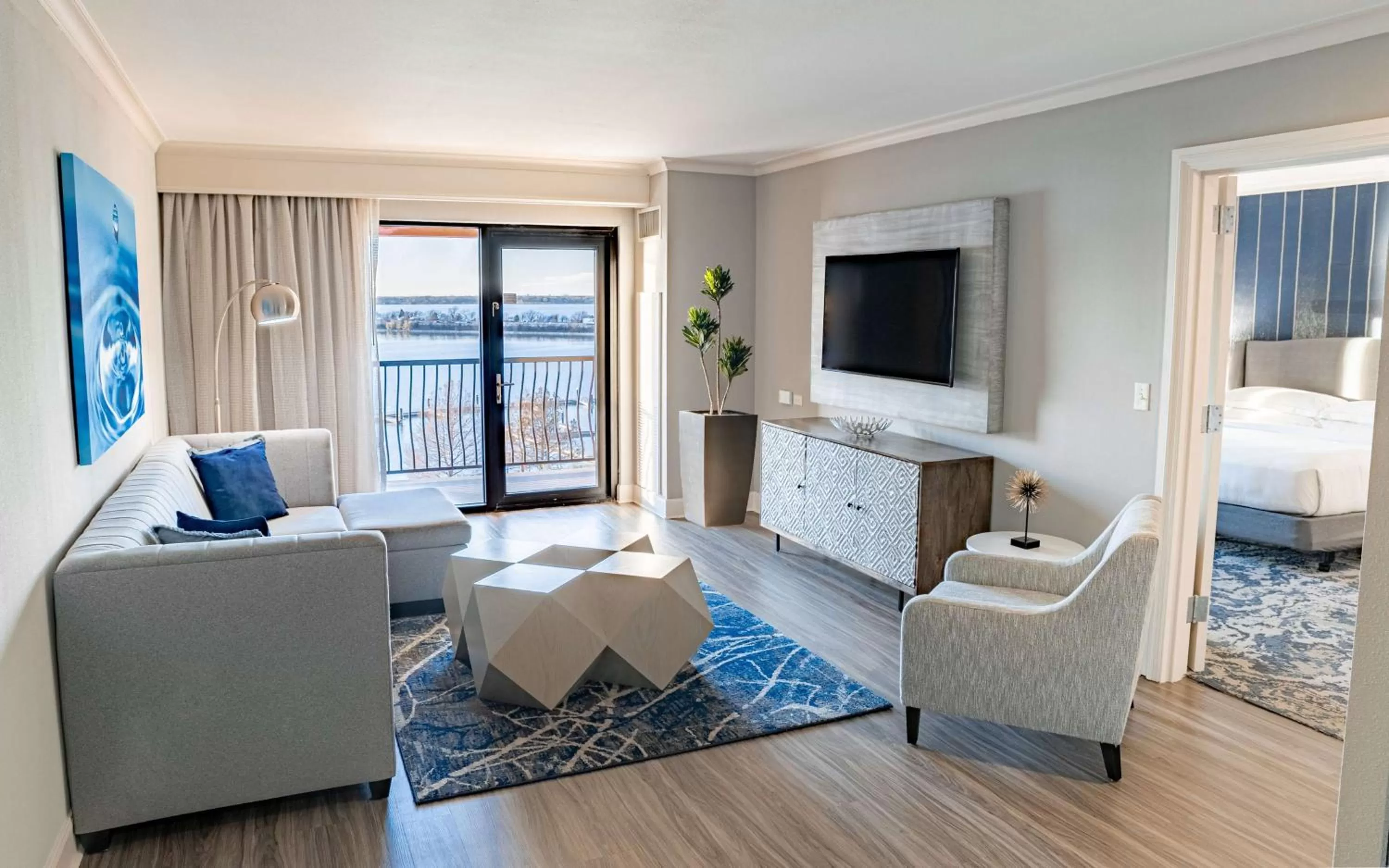 Living room, Bed in Hilton Dallas/Rockwall Lakefront Hotel