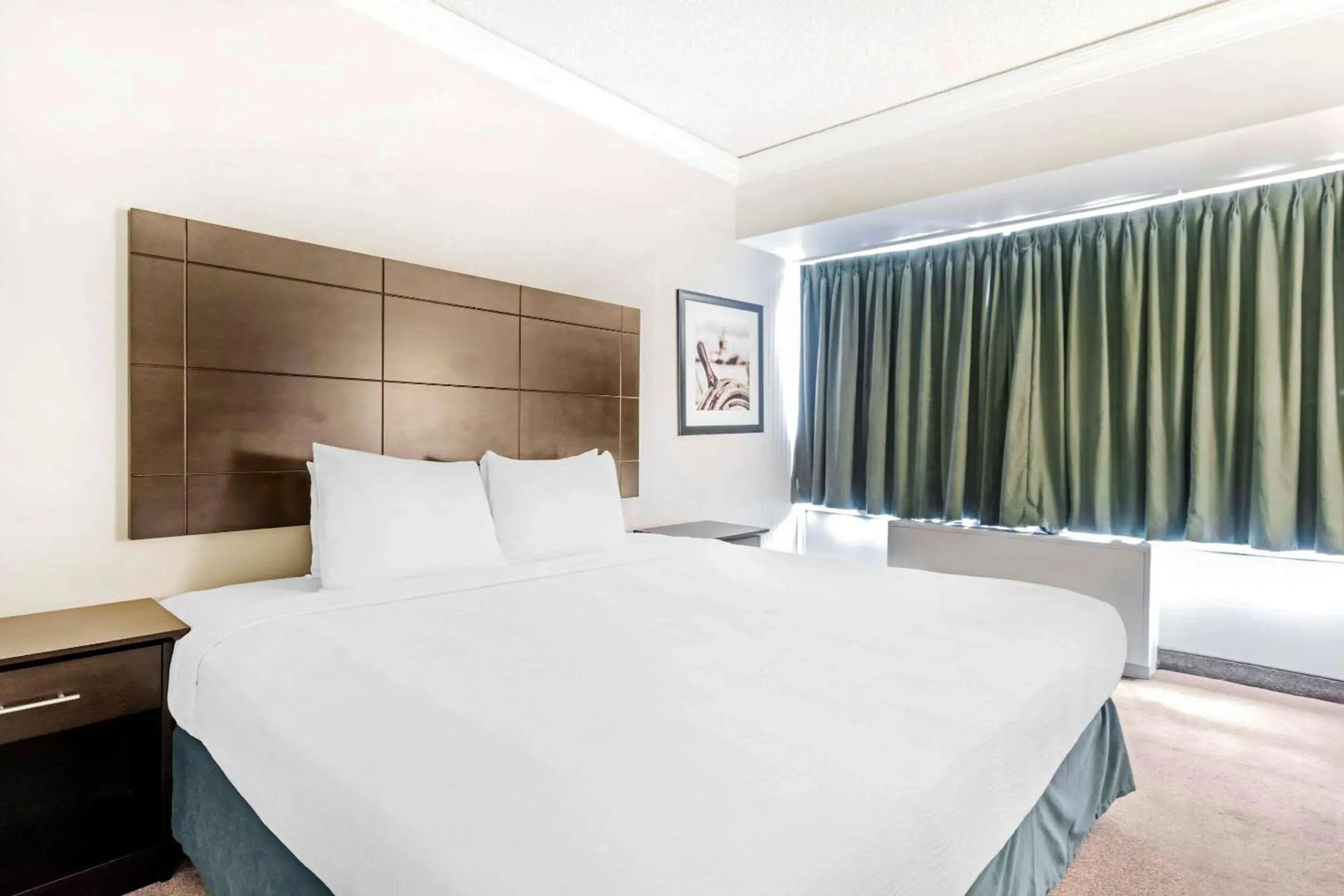 King Room - Non-Smoking in Travelodge by Wyndham Trois-Rivieres King Room - Non-Smoking in Travelodge by Wyndham Trois-Rivieres