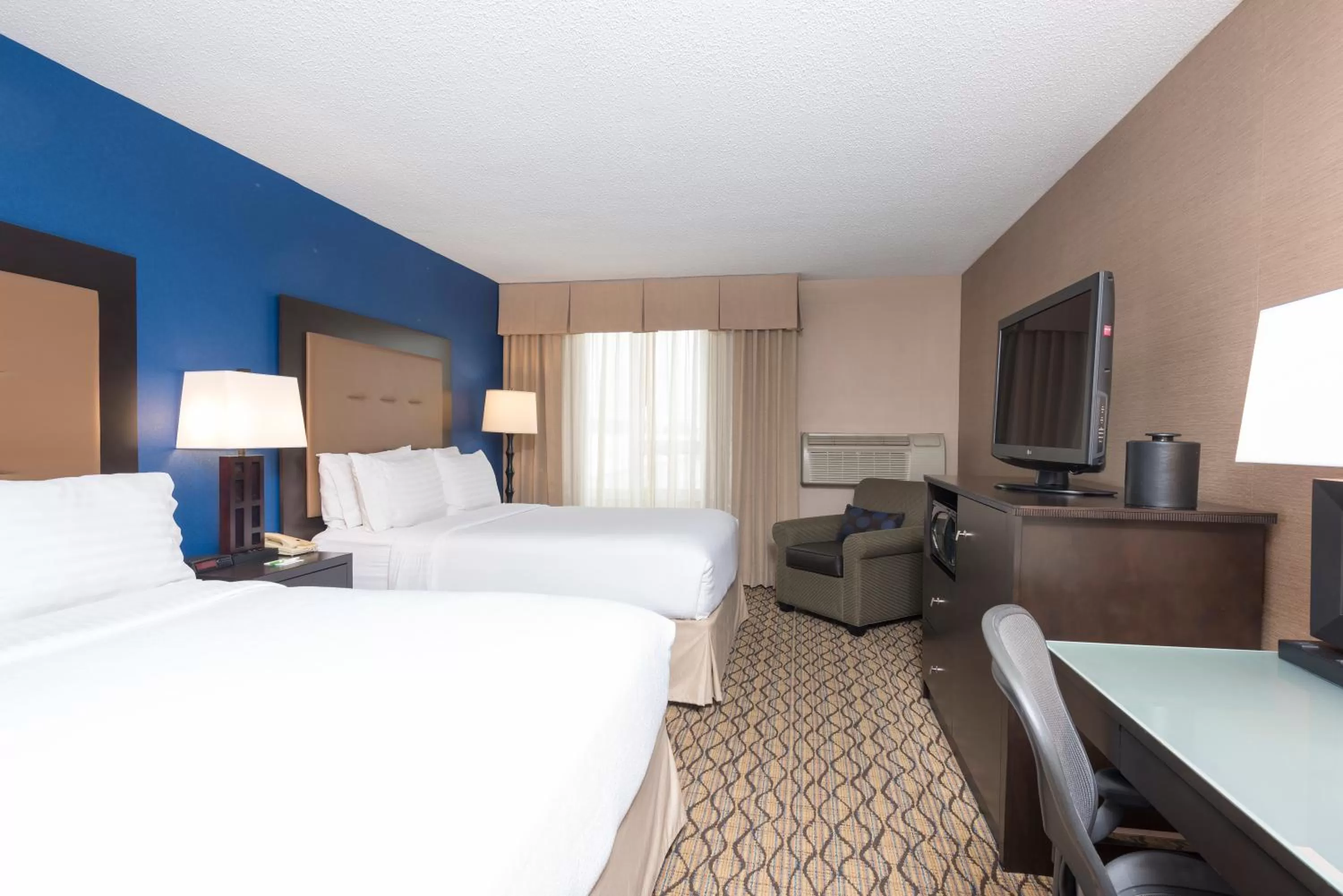 Photo of the whole room, Room Photo in Holiday Inn Chicago - Elk Grove, an IHG Hotel