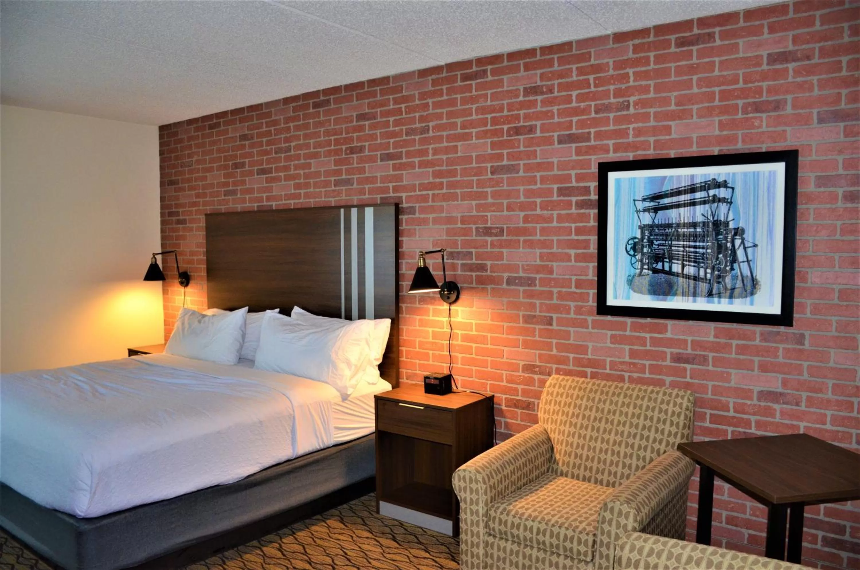 Photo of the whole room, Bed in Burrstone Inn, an Ascend Collection Hotel