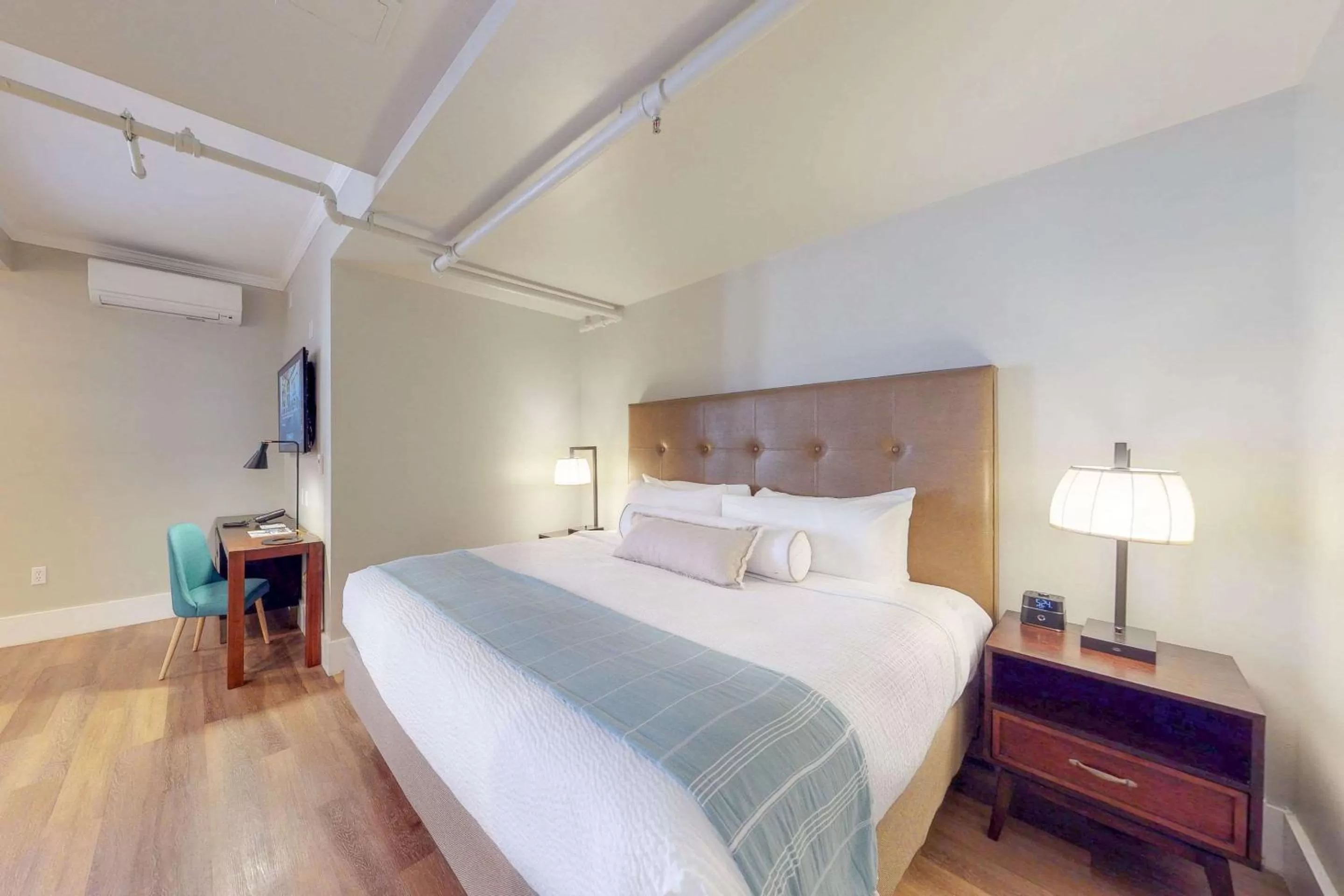 King Room with Sofa Bed - Non-Smoking in Hotel Petaluma, Tapestry Collection by Hilton