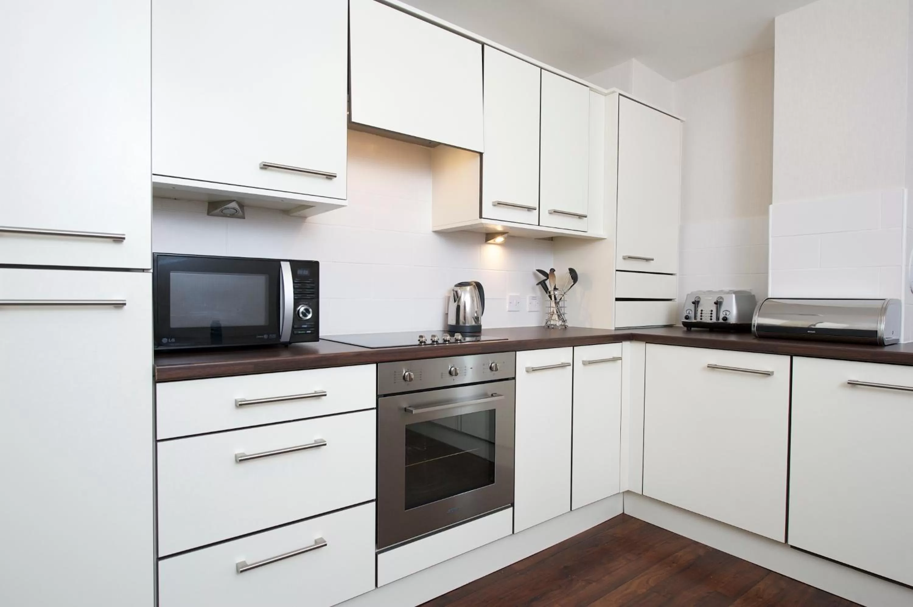 Kitchen or kitchenette in The Knight Residence by Mansley