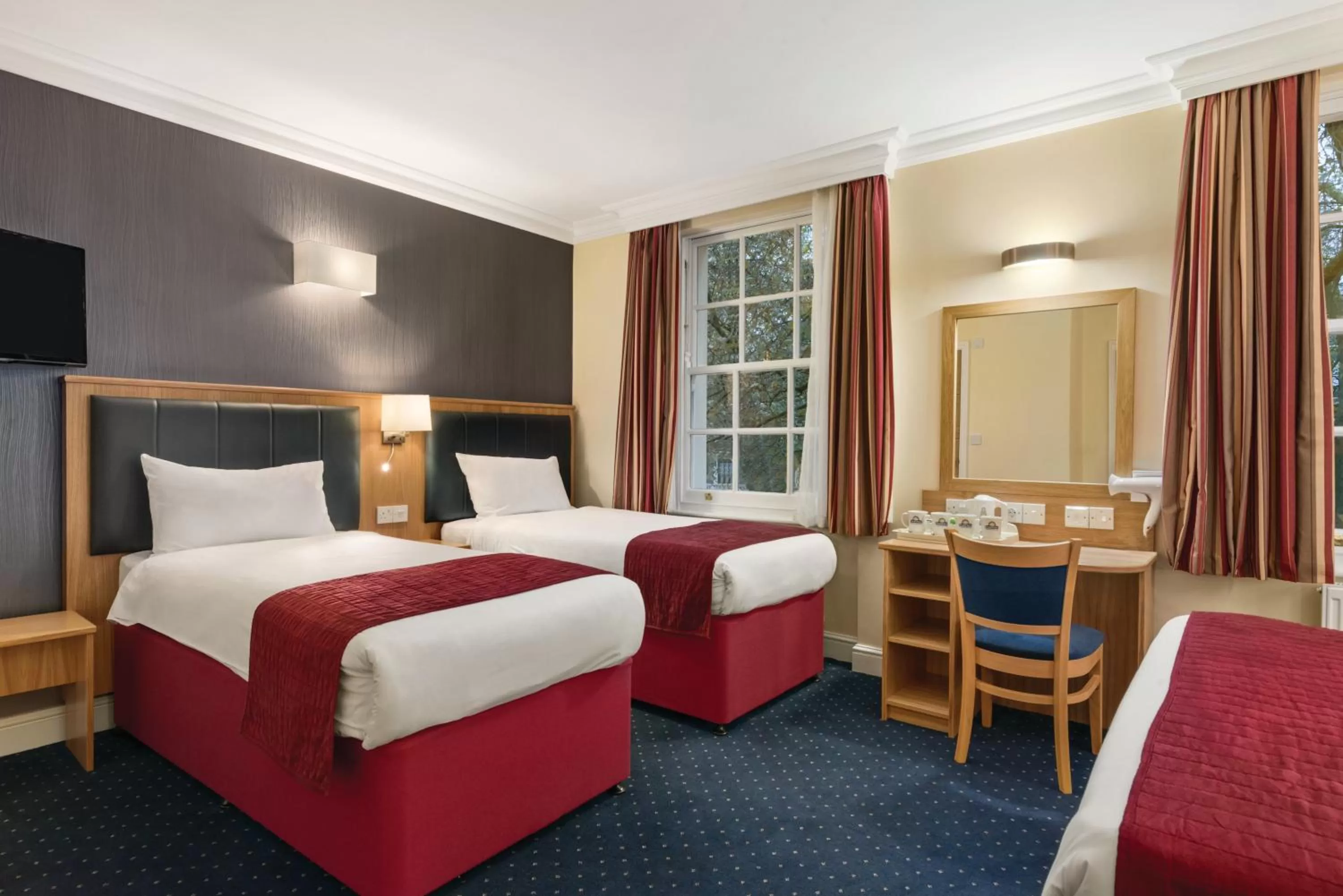Quadruple Room with One Double and Two Twin Beds - Non-Smoking in Days Inn Hyde Park