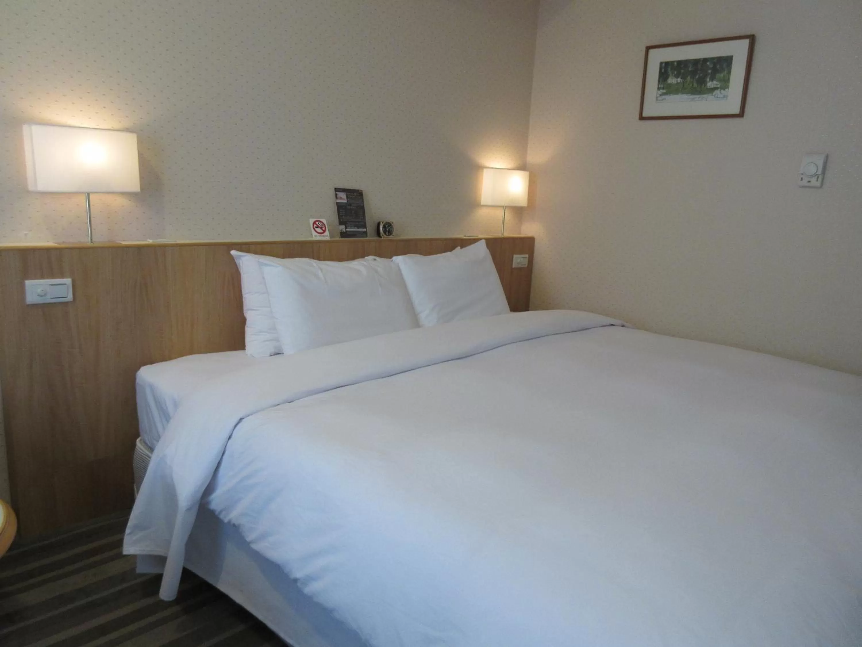 Bed in Hotel Sunroute Taipei